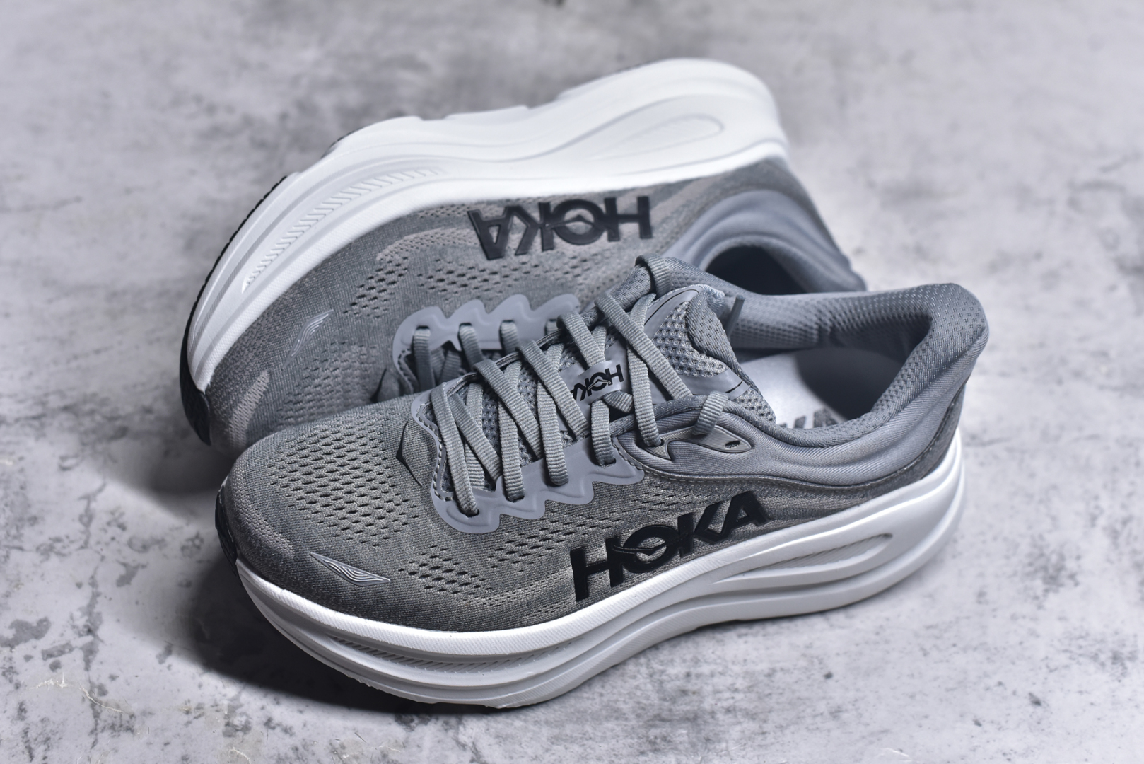 图片[7]-#HOKA ONE ONE Bondi 9 WIDE 邦迪九代舒适防滑耐磨低帮休闲跑步鞋 HOKA ONE ONE是来自美国的跑步鞋知名品牌，创立于2009年，始终致力于为所有跑者提供更新、更好的跑步装备。相比常规跑鞋，HOKA ONE ONE特别研发使用性能独特的几何形跑鞋中底，此种鞋底更厚、更高、回弹性也更好，除了卓越的缓冲性能，它还能內各种阶段的跑者带来更具动感、更加稳定的跑步体验。HOKAONE ONE从设计之初就清楚意识到，要保证跑者步幅的均匀一致，双脚自然而然的运动至关重要。尺码：36 36.5 37.5 38 38.5 39 40 40.5 41 42 42.5 43 44 44.5 45-选品中心