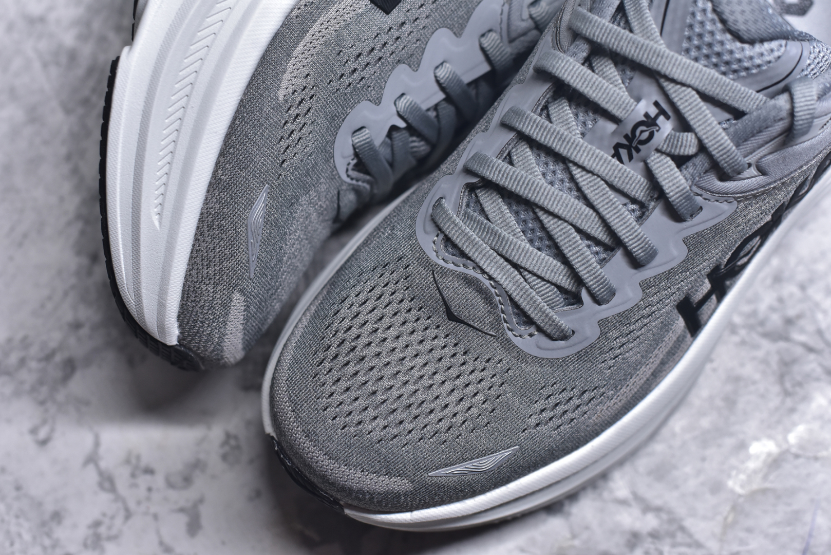 图片[8]-#HOKA ONE ONE Bondi 9 WIDE 邦迪九代舒适防滑耐磨低帮休闲跑步鞋 HOKA ONE ONE是来自美国的跑步鞋知名品牌，创立于2009年，始终致力于为所有跑者提供更新、更好的跑步装备。相比常规跑鞋，HOKA ONE ONE特别研发使用性能独特的几何形跑鞋中底，此种鞋底更厚、更高、回弹性也更好，除了卓越的缓冲性能，它还能內各种阶段的跑者带来更具动感、更加稳定的跑步体验。HOKAONE ONE从设计之初就清楚意识到，要保证跑者步幅的均匀一致，双脚自然而然的运动至关重要。尺码：36 36.5 37.5 38 38.5 39 40 40.5 41 42 42.5 43 44 44.5 45-选品中心