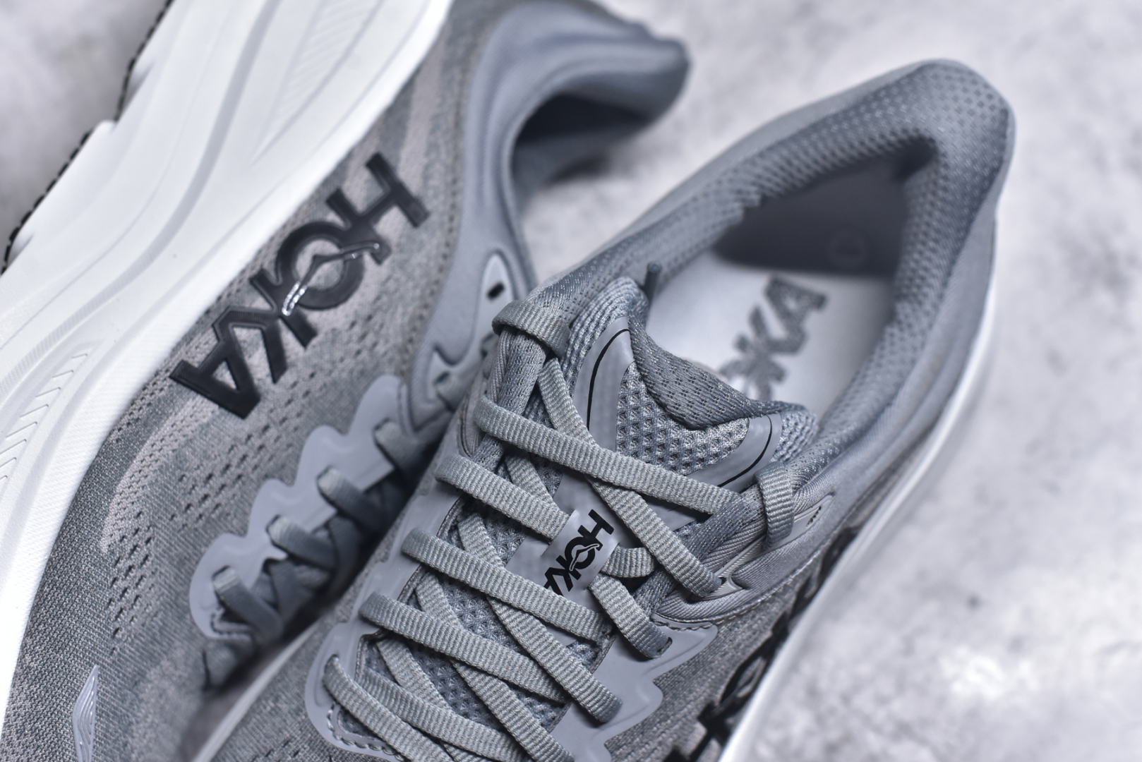 图片[9]-#HOKA ONE ONE Bondi 9 WIDE 邦迪九代舒适防滑耐磨低帮休闲跑步鞋 HOKA ONE ONE是来自美国的跑步鞋知名品牌，创立于2009年，始终致力于为所有跑者提供更新、更好的跑步装备。相比常规跑鞋，HOKA ONE ONE特别研发使用性能独特的几何形跑鞋中底，此种鞋底更厚、更高、回弹性也更好，除了卓越的缓冲性能，它还能內各种阶段的跑者带来更具动感、更加稳定的跑步体验。HOKAONE ONE从设计之初就清楚意识到，要保证跑者步幅的均匀一致，双脚自然而然的运动至关重要。尺码：36 36.5 37.5 38 38.5 39 40 40.5 41 42 42.5 43 44 44.5 45-选品中心