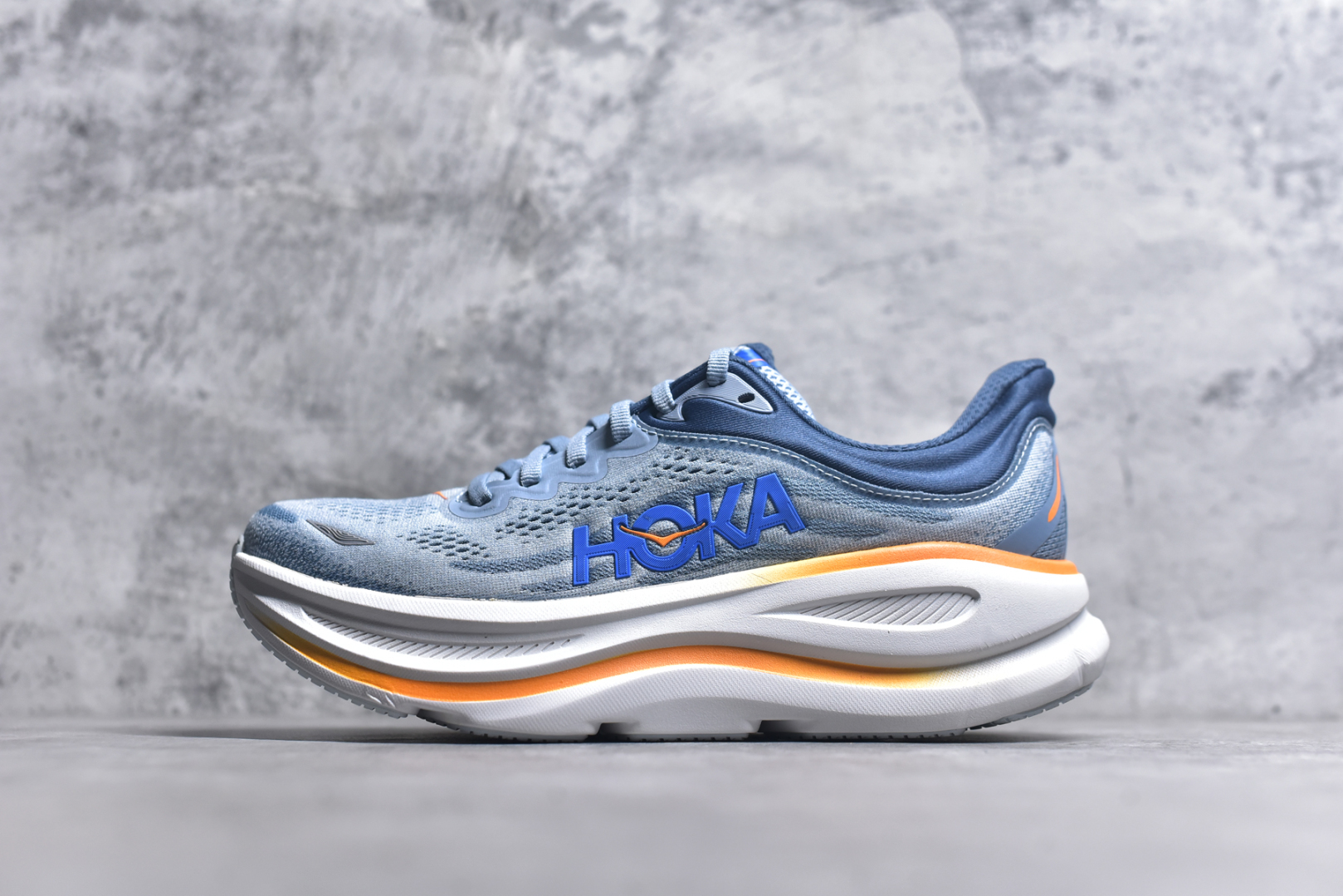 #HOKA ONE ONE Bondi 9 WIDE 邦迪九代舒适防滑耐磨低帮休闲跑步鞋 HOKA ONE ONE是来自美国的跑步鞋知名品牌，创立于2009年，始终致力于为所有跑者提供更新、更好的跑步装备。相比常规跑鞋，HOKA ONE ONE特别研发使用性能独特的几何形跑鞋中底，此种鞋底更厚、更高、回弹性也更好，除了卓越的缓冲性能，它还能內各种阶段的跑者带来更具动感、更加稳定的跑步体验。HOKAONE ONE从设计之初就清楚意识到，要保证跑者步幅的均匀一致，双脚自然而然的运动至关重要。尺码：36 36.5 37.5 38 38.5 39 40 40.5 41 42 42.5 43 44 44.5 45-选品中心