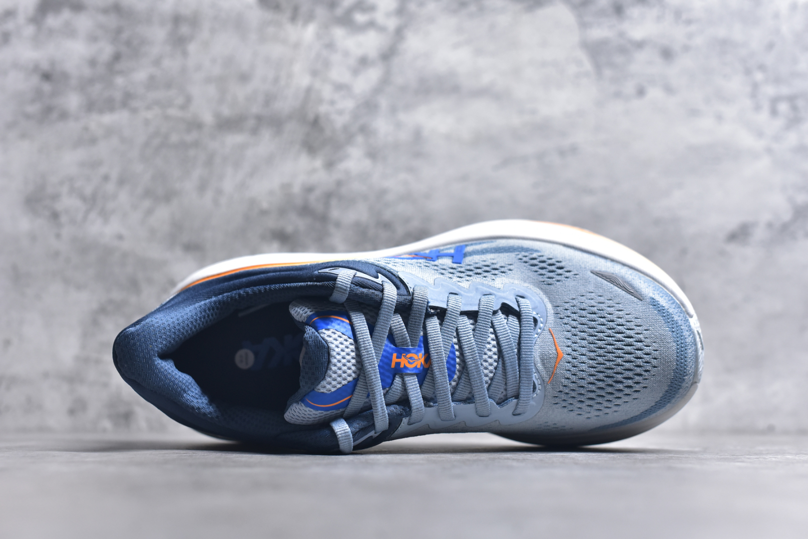 图片[4]-#HOKA ONE ONE Bondi 9 WIDE 邦迪九代舒适防滑耐磨低帮休闲跑步鞋 HOKA ONE ONE是来自美国的跑步鞋知名品牌，创立于2009年，始终致力于为所有跑者提供更新、更好的跑步装备。相比常规跑鞋，HOKA ONE ONE特别研发使用性能独特的几何形跑鞋中底，此种鞋底更厚、更高、回弹性也更好，除了卓越的缓冲性能，它还能內各种阶段的跑者带来更具动感、更加稳定的跑步体验。HOKAONE ONE从设计之初就清楚意识到，要保证跑者步幅的均匀一致，双脚自然而然的运动至关重要。尺码：36 36.5 37.5 38 38.5 39 40 40.5 41 42 42.5 43 44 44.5 45-选品中心