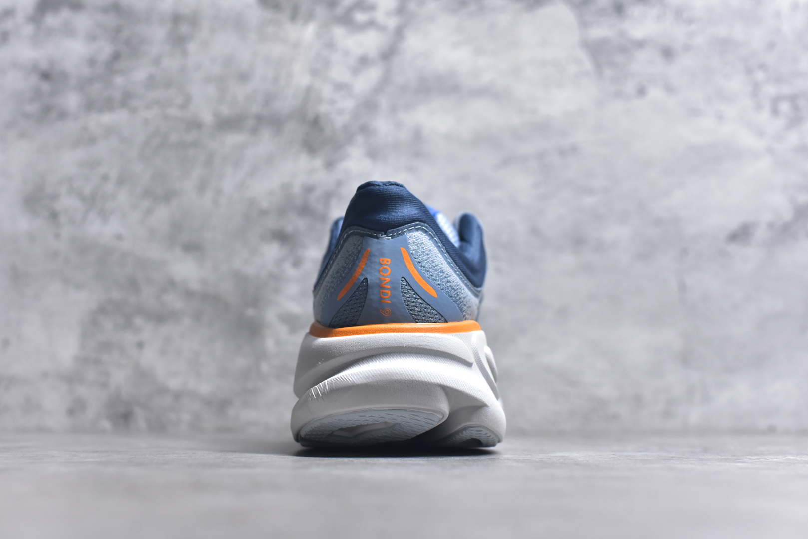 图片[5]-#HOKA ONE ONE Bondi 9 WIDE 邦迪九代舒适防滑耐磨低帮休闲跑步鞋 HOKA ONE ONE是来自美国的跑步鞋知名品牌，创立于2009年，始终致力于为所有跑者提供更新、更好的跑步装备。相比常规跑鞋，HOKA ONE ONE特别研发使用性能独特的几何形跑鞋中底，此种鞋底更厚、更高、回弹性也更好，除了卓越的缓冲性能，它还能內各种阶段的跑者带来更具动感、更加稳定的跑步体验。HOKAONE ONE从设计之初就清楚意识到，要保证跑者步幅的均匀一致，双脚自然而然的运动至关重要。尺码：36 36.5 37.5 38 38.5 39 40 40.5 41 42 42.5 43 44 44.5 45-选品中心