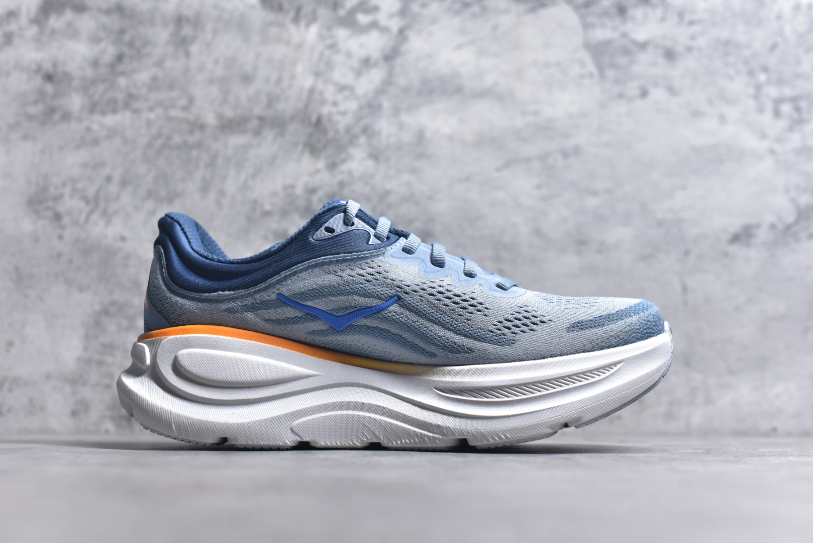 图片[3]-#HOKA ONE ONE Bondi 9 WIDE 邦迪九代舒适防滑耐磨低帮休闲跑步鞋 HOKA ONE ONE是来自美国的跑步鞋知名品牌，创立于2009年，始终致力于为所有跑者提供更新、更好的跑步装备。相比常规跑鞋，HOKA ONE ONE特别研发使用性能独特的几何形跑鞋中底，此种鞋底更厚、更高、回弹性也更好，除了卓越的缓冲性能，它还能內各种阶段的跑者带来更具动感、更加稳定的跑步体验。HOKAONE ONE从设计之初就清楚意识到，要保证跑者步幅的均匀一致，双脚自然而然的运动至关重要。尺码：36 36.5 37.5 38 38.5 39 40 40.5 41 42 42.5 43 44 44.5 45-选品中心