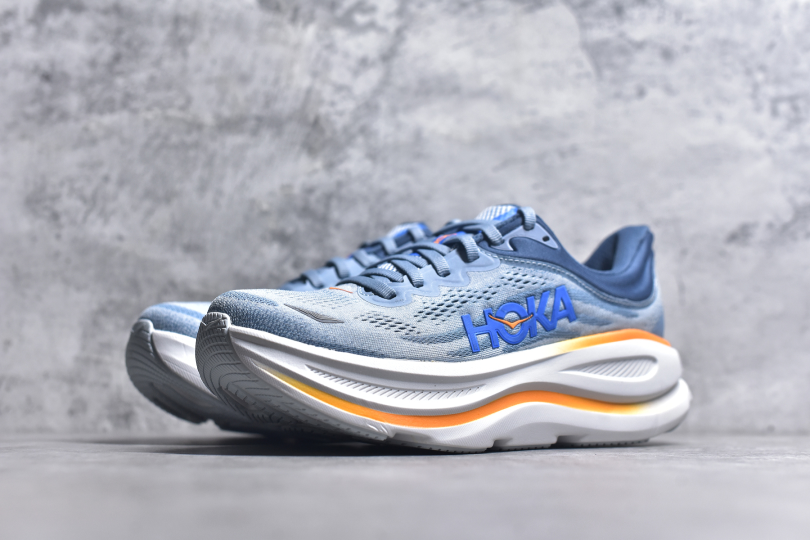 图片[2]-#HOKA ONE ONE Bondi 9 WIDE 邦迪九代舒适防滑耐磨低帮休闲跑步鞋 HOKA ONE ONE是来自美国的跑步鞋知名品牌，创立于2009年，始终致力于为所有跑者提供更新、更好的跑步装备。相比常规跑鞋，HOKA ONE ONE特别研发使用性能独特的几何形跑鞋中底，此种鞋底更厚、更高、回弹性也更好，除了卓越的缓冲性能，它还能內各种阶段的跑者带来更具动感、更加稳定的跑步体验。HOKAONE ONE从设计之初就清楚意识到，要保证跑者步幅的均匀一致，双脚自然而然的运动至关重要。尺码：36 36.5 37.5 38 38.5 39 40 40.5 41 42 42.5 43 44 44.5 45-选品中心