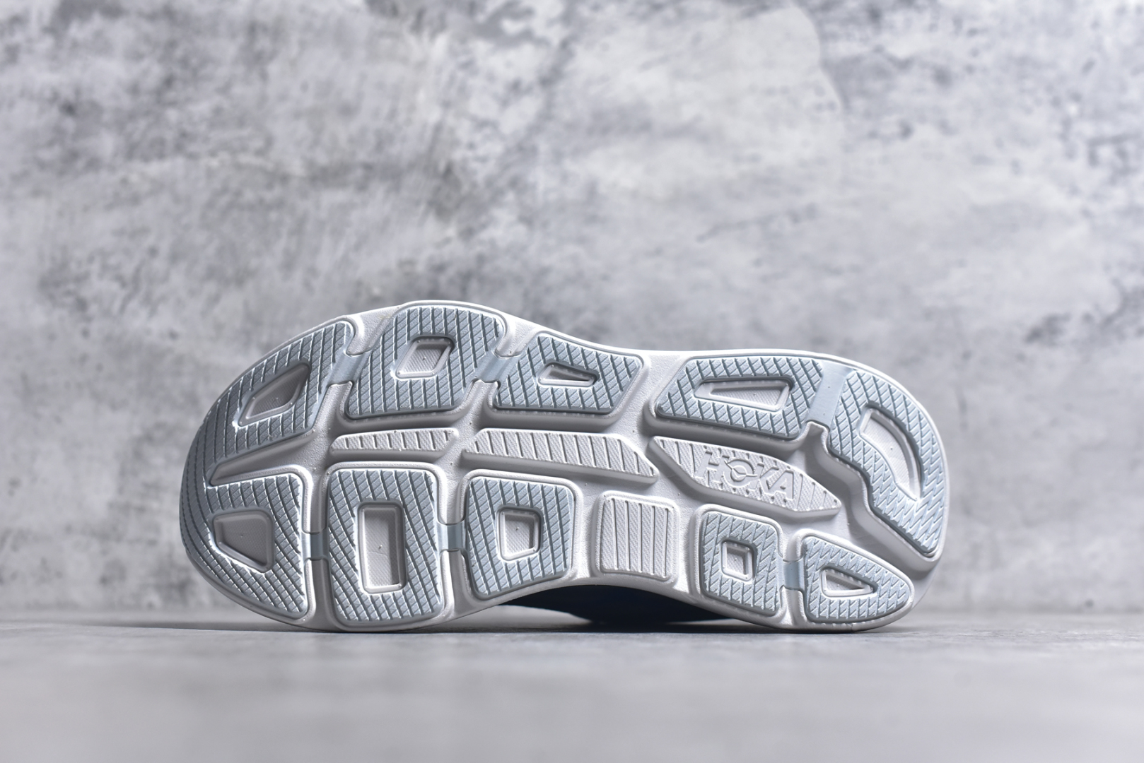 图片[6]-#HOKA ONE ONE Bondi 9 WIDE 邦迪九代舒适防滑耐磨低帮休闲跑步鞋 HOKA ONE ONE是来自美国的跑步鞋知名品牌，创立于2009年，始终致力于为所有跑者提供更新、更好的跑步装备。相比常规跑鞋，HOKA ONE ONE特别研发使用性能独特的几何形跑鞋中底，此种鞋底更厚、更高、回弹性也更好，除了卓越的缓冲性能，它还能內各种阶段的跑者带来更具动感、更加稳定的跑步体验。HOKAONE ONE从设计之初就清楚意识到，要保证跑者步幅的均匀一致，双脚自然而然的运动至关重要。尺码：36 36.5 37.5 38 38.5 39 40 40.5 41 42 42.5 43 44 44.5 45-选品中心