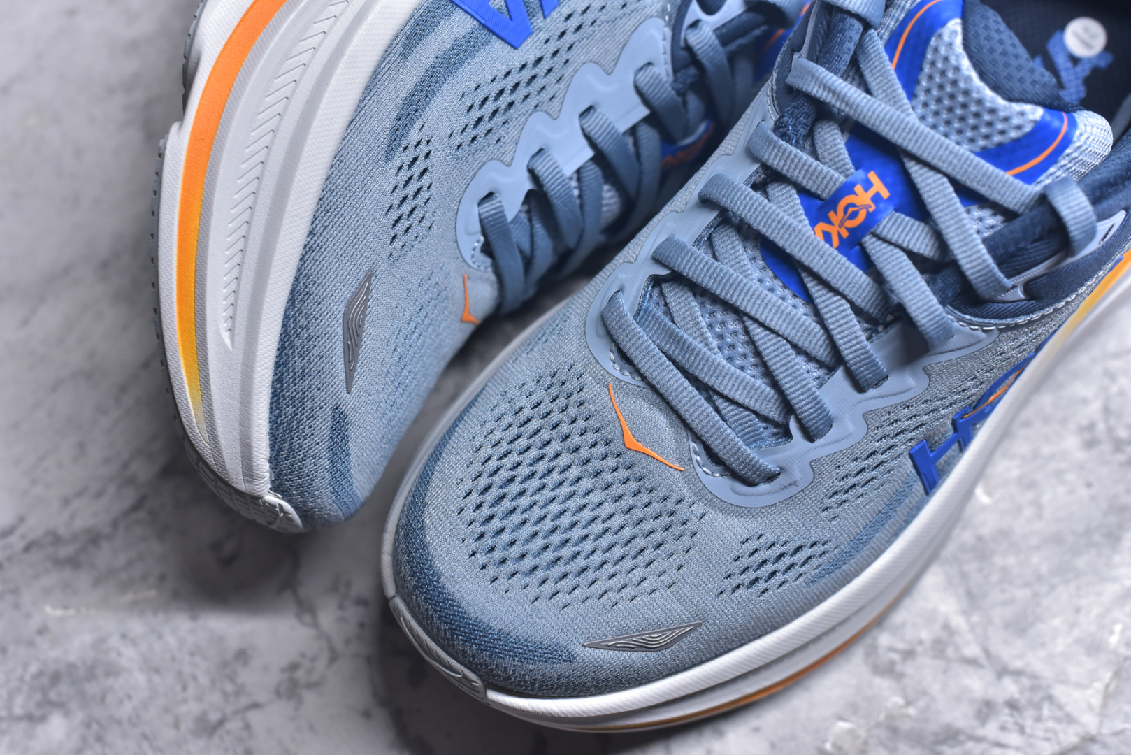 图片[8]-#HOKA ONE ONE Bondi 9 WIDE 邦迪九代舒适防滑耐磨低帮休闲跑步鞋 HOKA ONE ONE是来自美国的跑步鞋知名品牌，创立于2009年，始终致力于为所有跑者提供更新、更好的跑步装备。相比常规跑鞋，HOKA ONE ONE特别研发使用性能独特的几何形跑鞋中底，此种鞋底更厚、更高、回弹性也更好，除了卓越的缓冲性能，它还能內各种阶段的跑者带来更具动感、更加稳定的跑步体验。HOKAONE ONE从设计之初就清楚意识到，要保证跑者步幅的均匀一致，双脚自然而然的运动至关重要。尺码：36 36.5 37.5 38 38.5 39 40 40.5 41 42 42.5 43 44 44.5 45-选品中心
