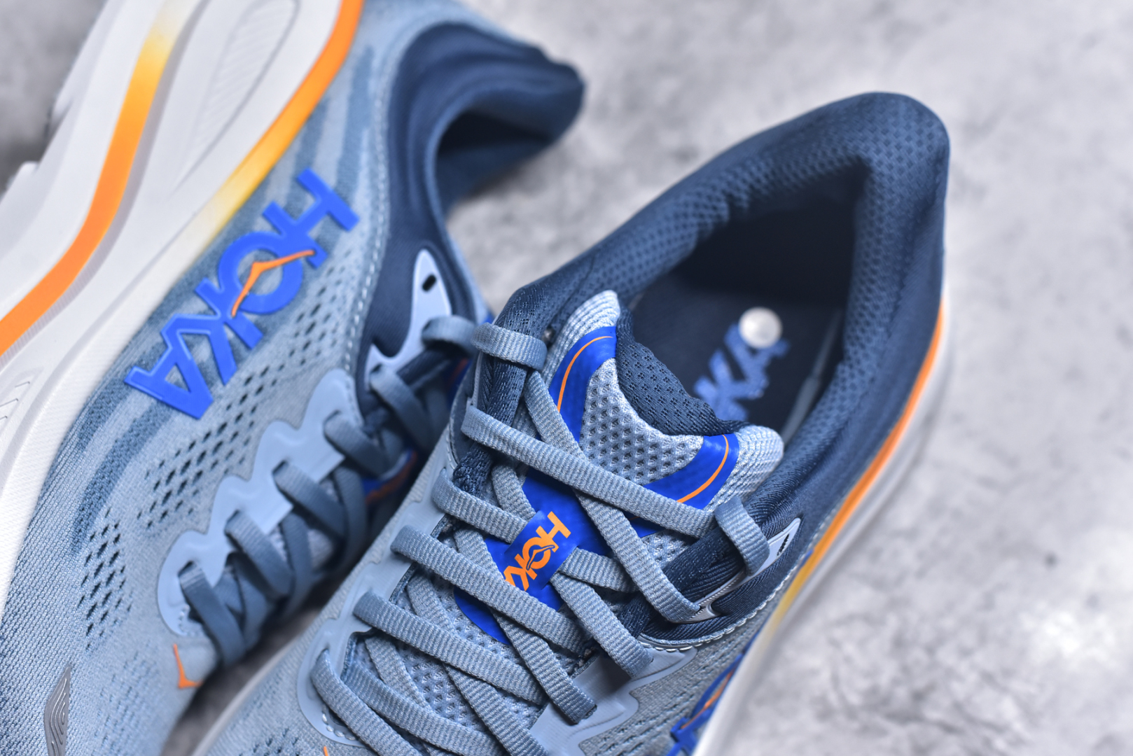图片[9]-#HOKA ONE ONE Bondi 9 WIDE 邦迪九代舒适防滑耐磨低帮休闲跑步鞋 HOKA ONE ONE是来自美国的跑步鞋知名品牌，创立于2009年，始终致力于为所有跑者提供更新、更好的跑步装备。相比常规跑鞋，HOKA ONE ONE特别研发使用性能独特的几何形跑鞋中底，此种鞋底更厚、更高、回弹性也更好，除了卓越的缓冲性能，它还能內各种阶段的跑者带来更具动感、更加稳定的跑步体验。HOKAONE ONE从设计之初就清楚意识到，要保证跑者步幅的均匀一致，双脚自然而然的运动至关重要。尺码：36 36.5 37.5 38 38.5 39 40 40.5 41 42 42.5 43 44 44.5 45-选品中心