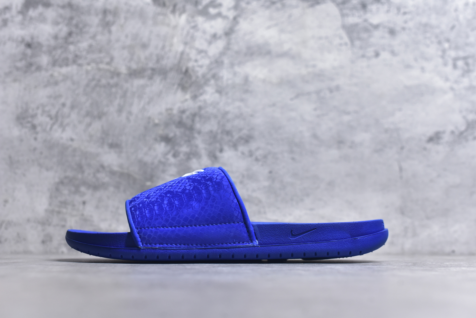 #Nike Kobe Offcourt Slide \”Hyper Royal\” 科比道奇专属配色休闲拖鞋 IF2870-400 #道奇队标志性的深蓝为主色调，鞋面上凸起且醒目的白色科比标志，彰显着独特韵味。采用 Hyper Royal 蛇皮纹理绑带，以此向科比致敬，呼应科比黑曼巴绰号。 尺码：36-48.5-选品中心