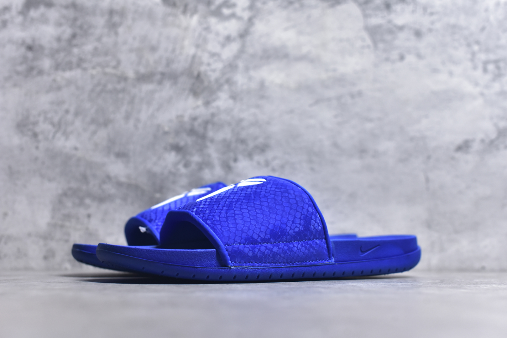 图片[2]-#Nike Kobe Offcourt Slide \”Hyper Royal\” 科比道奇专属配色休闲拖鞋 IF2870-400 #道奇队标志性的深蓝为主色调，鞋面上凸起且醒目的白色科比标志，彰显着独特韵味。采用 Hyper Royal 蛇皮纹理绑带，以此向科比致敬，呼应科比黑曼巴绰号。 尺码：36-48.5-选品中心