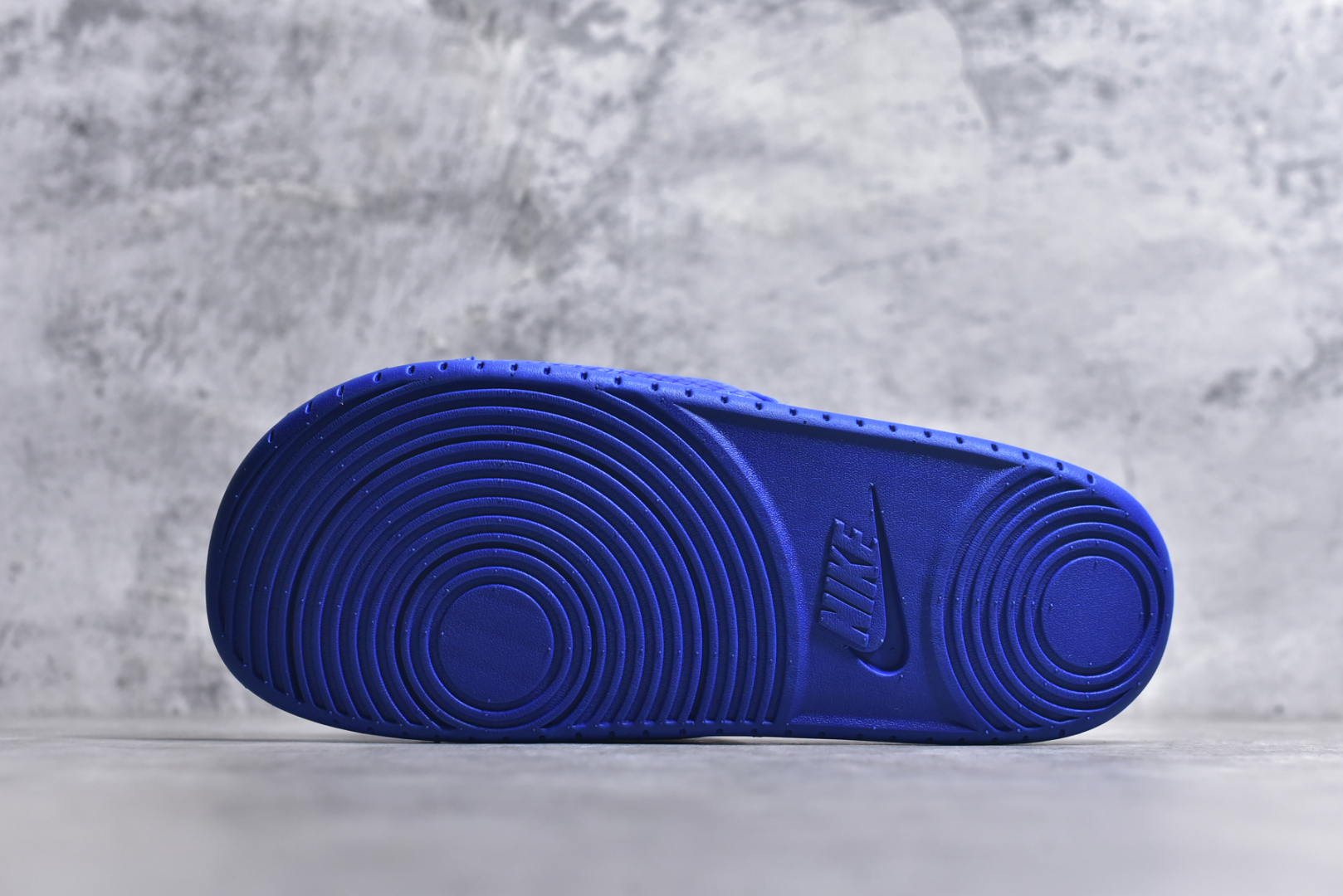 图片[6]-#Nike Kobe Offcourt Slide \”Hyper Royal\” 科比道奇专属配色休闲拖鞋 IF2870-400 #道奇队标志性的深蓝为主色调，鞋面上凸起且醒目的白色科比标志，彰显着独特韵味。采用 Hyper Royal 蛇皮纹理绑带，以此向科比致敬，呼应科比黑曼巴绰号。 尺码：36-48.5-选品中心