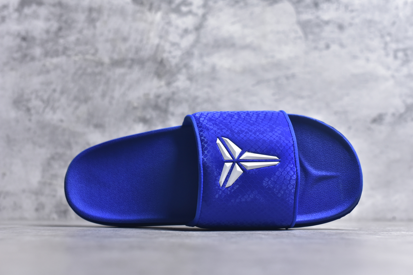 图片[4]-#Nike Kobe Offcourt Slide \”Hyper Royal\” 科比道奇专属配色休闲拖鞋 IF2870-400 #道奇队标志性的深蓝为主色调，鞋面上凸起且醒目的白色科比标志，彰显着独特韵味。采用 Hyper Royal 蛇皮纹理绑带，以此向科比致敬，呼应科比黑曼巴绰号。 尺码：36-48.5-选品中心