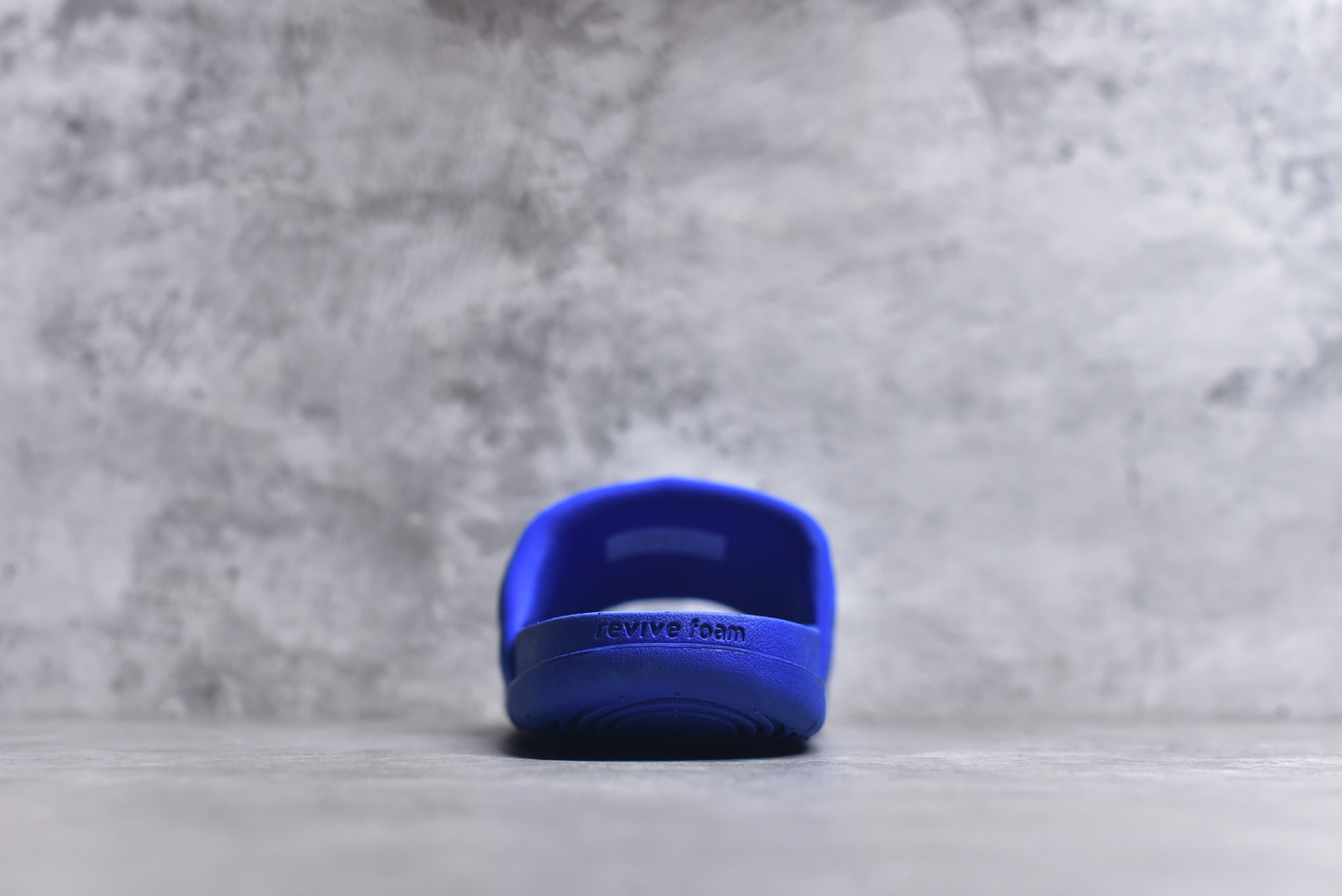 图片[5]-#Nike Kobe Offcourt Slide \”Hyper Royal\” 科比道奇专属配色休闲拖鞋 IF2870-400 #道奇队标志性的深蓝为主色调，鞋面上凸起且醒目的白色科比标志，彰显着独特韵味。采用 Hyper Royal 蛇皮纹理绑带，以此向科比致敬，呼应科比黑曼巴绰号。 尺码：36-48.5-选品中心