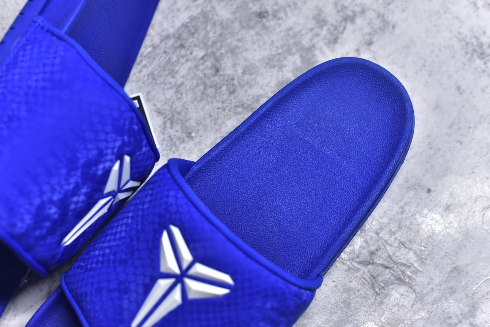 图片[9]-#Nike Kobe Offcourt Slide \”Hyper Royal\” 科比道奇专属配色休闲拖鞋 IF2870-400 #道奇队标志性的深蓝为主色调，鞋面上凸起且醒目的白色科比标志，彰显着独特韵味。采用 Hyper Royal 蛇皮纹理绑带，以此向科比致敬，呼应科比黑曼巴绰号。 尺码：36-48.5-选品中心