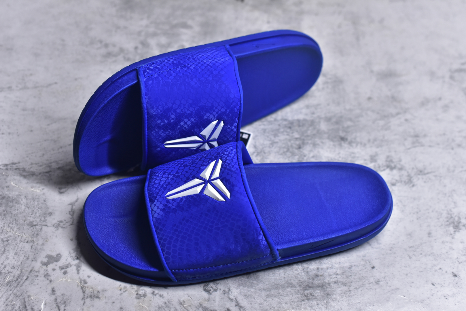 图片[7]-#Nike Kobe Offcourt Slide \”Hyper Royal\” 科比道奇专属配色休闲拖鞋 IF2870-400 #道奇队标志性的深蓝为主色调，鞋面上凸起且醒目的白色科比标志，彰显着独特韵味。采用 Hyper Royal 蛇皮纹理绑带，以此向科比致敬，呼应科比黑曼巴绰号。 尺码：36-48.5-选品中心