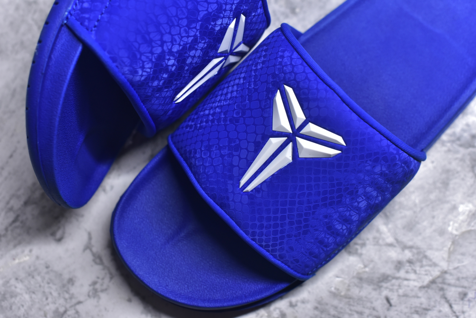 图片[8]-#Nike Kobe Offcourt Slide \”Hyper Royal\” 科比道奇专属配色休闲拖鞋 IF2870-400 #道奇队标志性的深蓝为主色调，鞋面上凸起且醒目的白色科比标志，彰显着独特韵味。采用 Hyper Royal 蛇皮纹理绑带，以此向科比致敬，呼应科比黑曼巴绰号。 尺码：36-48.5-选品中心