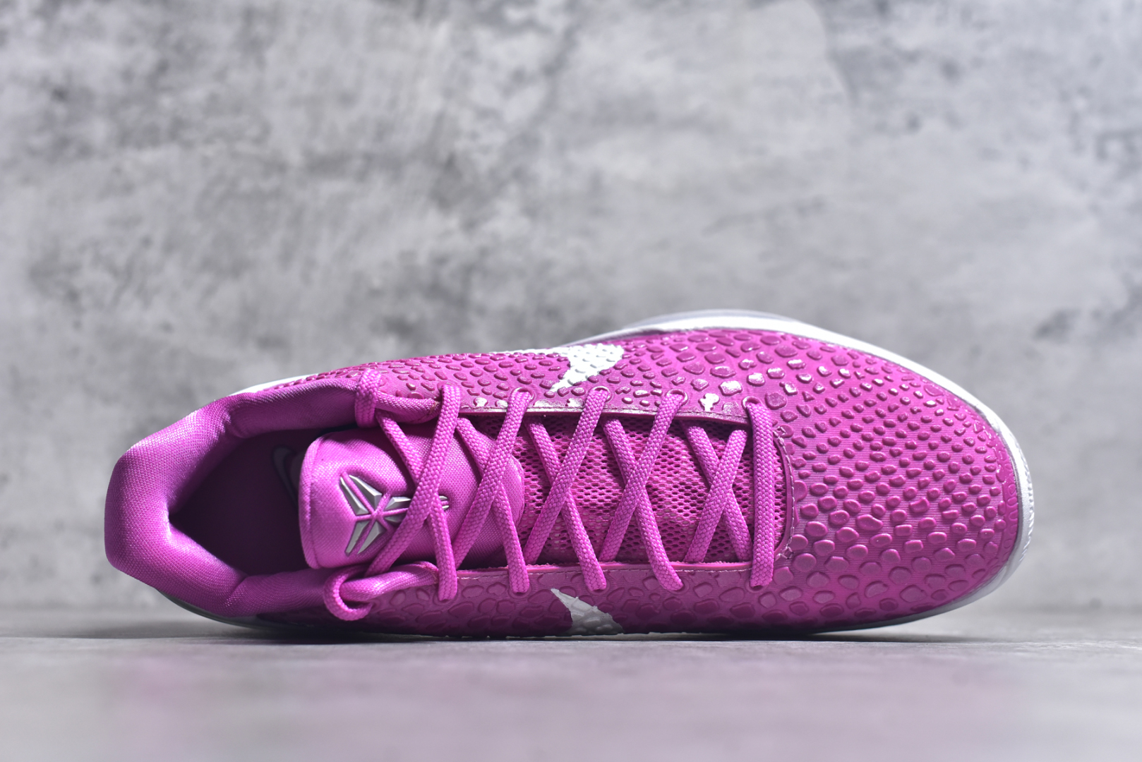 图片[4]-#NK Zoom Kobe 6 Protro 科比六代 白粉乳腺癌 DJ3596-600 完美复刻公司货 前掌超大Zoom Turbo气垫 后掌EVA缓震 真正的原汁原味 还原ZP脚感 全身鞋材卡料色独家定制 唯一正确喷漆工艺Swoosh 正确凹凸蛇鳞工艺 正确鞋面渐变效果 内全置真动飞态线 独立原厂模具 最大尺码达到48.5码 首批不拼图大几率过验 亲测已过 支持各种高强度实战 无需担心 上脚价 补货周期极长 脚宽建议买大半码 科比系列前掌偏窄 不影响二次销售 支持七天无理由退换 尺码：40 40.5 41 42 42.5 43 44 44.5 45 45.5 46 47.5 48.5-选品中心