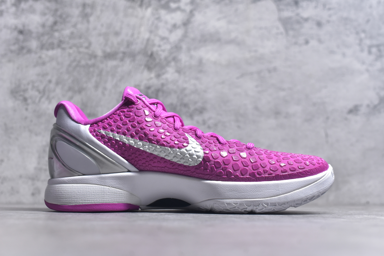 图片[3]-#NK Zoom Kobe 6 Protro 科比六代 白粉乳腺癌 DJ3596-600 完美复刻公司货 前掌超大Zoom Turbo气垫 后掌EVA缓震 真正的原汁原味 还原ZP脚感 全身鞋材卡料色独家定制 唯一正确喷漆工艺Swoosh 正确凹凸蛇鳞工艺 正确鞋面渐变效果 内全置真动飞态线 独立原厂模具 最大尺码达到48.5码 首批不拼图大几率过验 亲测已过 支持各种高强度实战 无需担心 上脚价 补货周期极长 脚宽建议买大半码 科比系列前掌偏窄 不影响二次销售 支持七天无理由退换 尺码：40 40.5 41 42 42.5 43 44 44.5 45 45.5 46 47.5 48.5-选品中心