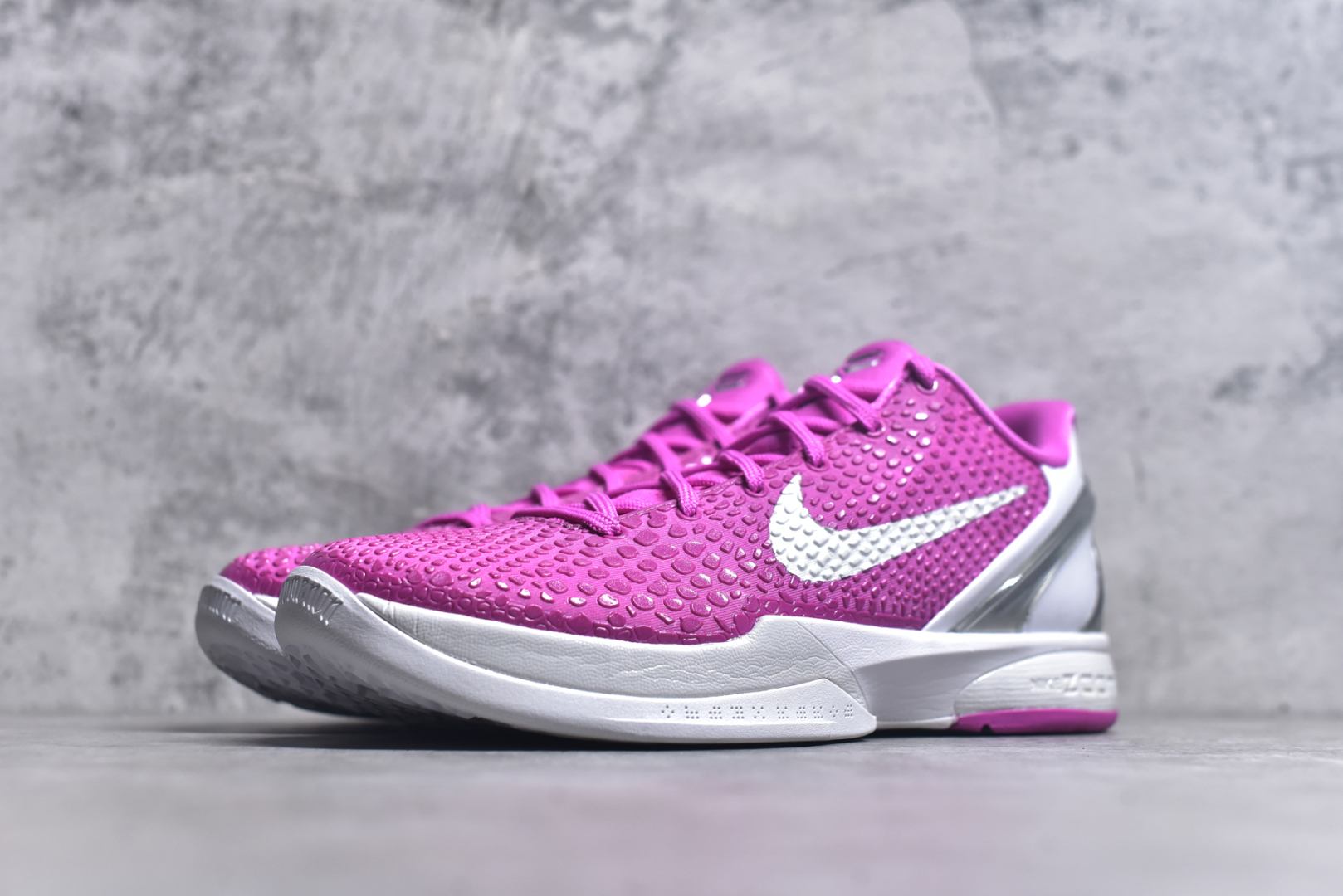 图片[2]-#NK Zoom Kobe 6 Protro 科比六代 白粉乳腺癌 DJ3596-600 完美复刻公司货 前掌超大Zoom Turbo气垫 后掌EVA缓震 真正的原汁原味 还原ZP脚感 全身鞋材卡料色独家定制 唯一正确喷漆工艺Swoosh 正确凹凸蛇鳞工艺 正确鞋面渐变效果 内全置真动飞态线 独立原厂模具 最大尺码达到48.5码 首批不拼图大几率过验 亲测已过 支持各种高强度实战 无需担心 上脚价 补货周期极长 脚宽建议买大半码 科比系列前掌偏窄 不影响二次销售 支持七天无理由退换 尺码：40 40.5 41 42 42.5 43 44 44.5 45 45.5 46 47.5 48.5-选品中心
