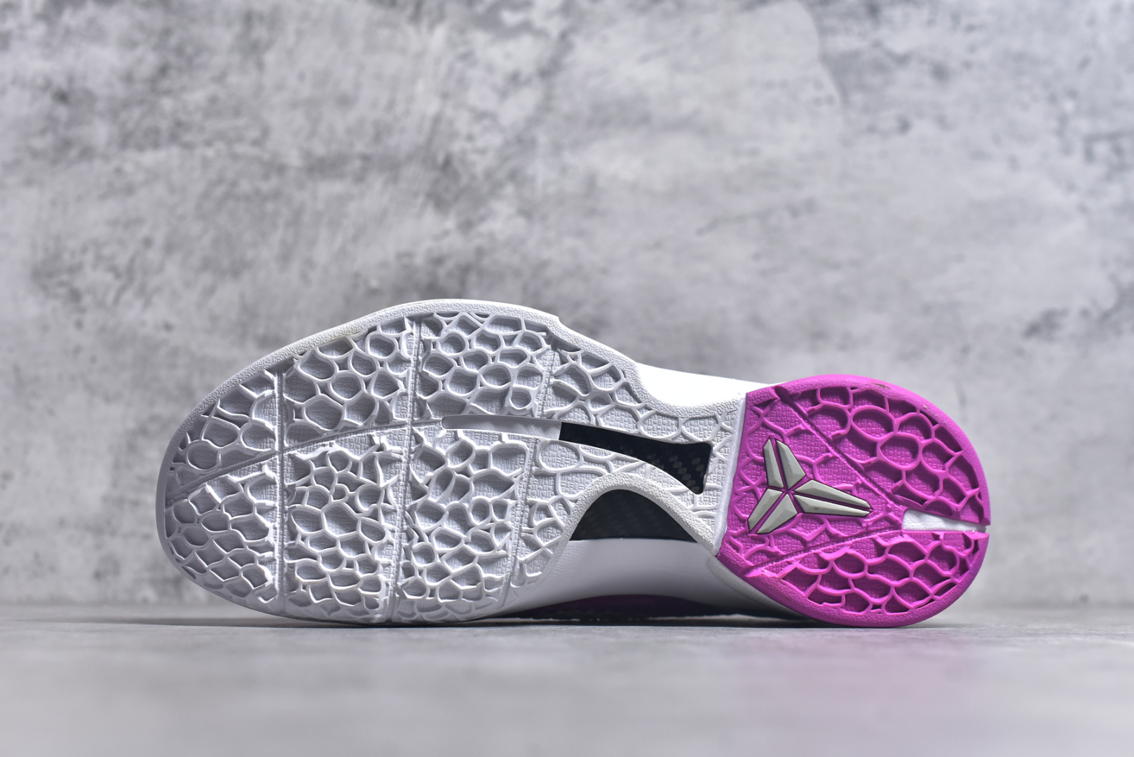 图片[6]-#NK Zoom Kobe 6 Protro 科比六代 白粉乳腺癌 DJ3596-600 完美复刻公司货 前掌超大Zoom Turbo气垫 后掌EVA缓震 真正的原汁原味 还原ZP脚感 全身鞋材卡料色独家定制 唯一正确喷漆工艺Swoosh 正确凹凸蛇鳞工艺 正确鞋面渐变效果 内全置真动飞态线 独立原厂模具 最大尺码达到48.5码 首批不拼图大几率过验 亲测已过 支持各种高强度实战 无需担心 上脚价 补货周期极长 脚宽建议买大半码 科比系列前掌偏窄 不影响二次销售 支持七天无理由退换 尺码：40 40.5 41 42 42.5 43 44 44.5 45 45.5 46 47.5 48.5-选品中心