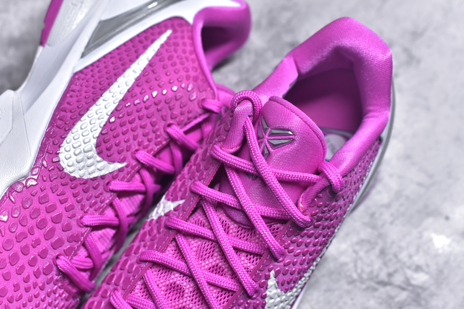 图片[9]-#NK Zoom Kobe 6 Protro 科比六代 白粉乳腺癌 DJ3596-600 完美复刻公司货 前掌超大Zoom Turbo气垫 后掌EVA缓震 真正的原汁原味 还原ZP脚感 全身鞋材卡料色独家定制 唯一正确喷漆工艺Swoosh 正确凹凸蛇鳞工艺 正确鞋面渐变效果 内全置真动飞态线 独立原厂模具 最大尺码达到48.5码 首批不拼图大几率过验 亲测已过 支持各种高强度实战 无需担心 上脚价 补货周期极长 脚宽建议买大半码 科比系列前掌偏窄 不影响二次销售 支持七天无理由退换 尺码：40 40.5 41 42 42.5 43 44 44.5 45 45.5 46 47.5 48.5-选品中心