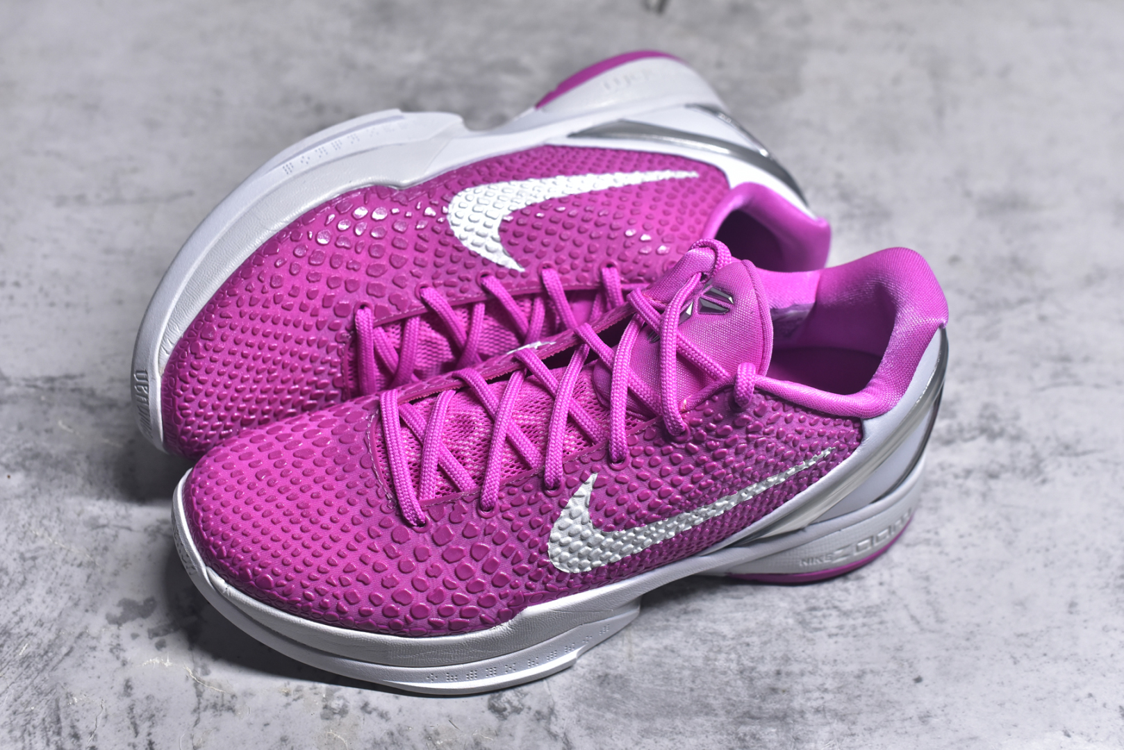 图片[7]-#NK Zoom Kobe 6 Protro 科比六代 白粉乳腺癌 DJ3596-600 完美复刻公司货 前掌超大Zoom Turbo气垫 后掌EVA缓震 真正的原汁原味 还原ZP脚感 全身鞋材卡料色独家定制 唯一正确喷漆工艺Swoosh 正确凹凸蛇鳞工艺 正确鞋面渐变效果 内全置真动飞态线 独立原厂模具 最大尺码达到48.5码 首批不拼图大几率过验 亲测已过 支持各种高强度实战 无需担心 上脚价 补货周期极长 脚宽建议买大半码 科比系列前掌偏窄 不影响二次销售 支持七天无理由退换 尺码：40 40.5 41 42 42.5 43 44 44.5 45 45.5 46 47.5 48.5-选品中心