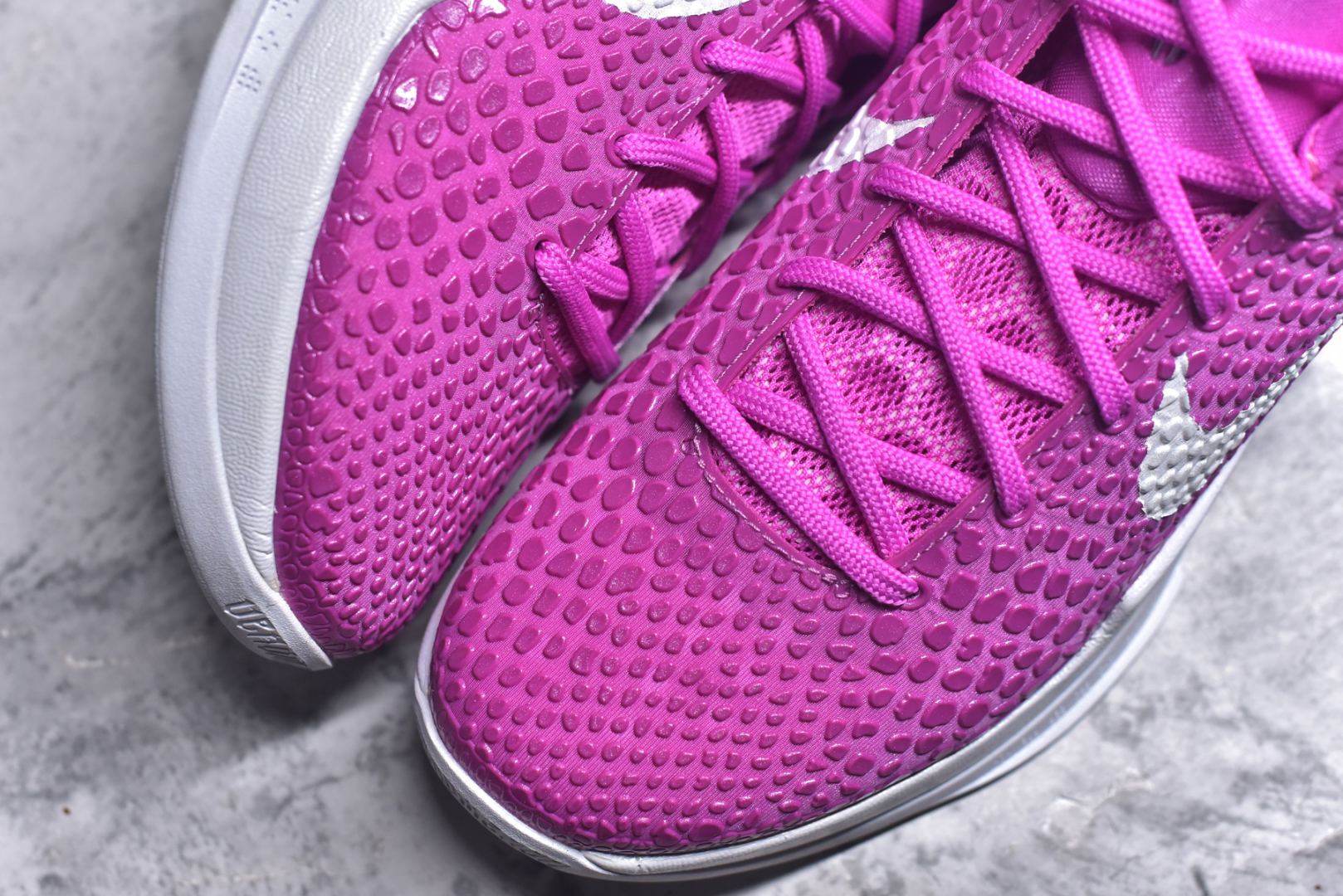 图片[8]-#NK Zoom Kobe 6 Protro 科比六代 白粉乳腺癌 DJ3596-600 完美复刻公司货 前掌超大Zoom Turbo气垫 后掌EVA缓震 真正的原汁原味 还原ZP脚感 全身鞋材卡料色独家定制 唯一正确喷漆工艺Swoosh 正确凹凸蛇鳞工艺 正确鞋面渐变效果 内全置真动飞态线 独立原厂模具 最大尺码达到48.5码 首批不拼图大几率过验 亲测已过 支持各种高强度实战 无需担心 上脚价 补货周期极长 脚宽建议买大半码 科比系列前掌偏窄 不影响二次销售 支持七天无理由退换 尺码：40 40.5 41 42 42.5 43 44 44.5 45 45.5 46 47.5 48.5-选品中心