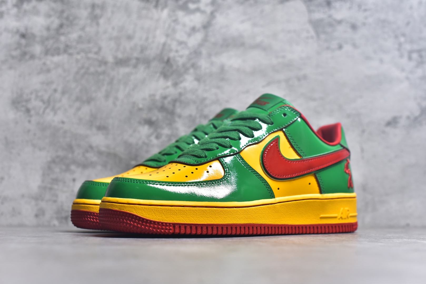 图片[2]-#Lil Yachty x NK Air Force 1 Low 空军一号联名绿金红 IH4383-300 鞋身通体采用漆皮材质打造，配色方面也一改初代的简约设计，采用黄/绿/红三色呈现，辨识度极高！通体撞色的设计搭配红色Swoosh点缀，吸睛程度不用多说！鞋舌标签以IT`S US字样呈现，尾部的同样带有Lil Yachty标志性的刺绣Logo，彰显联名身份。尺码：40-47-选品中心