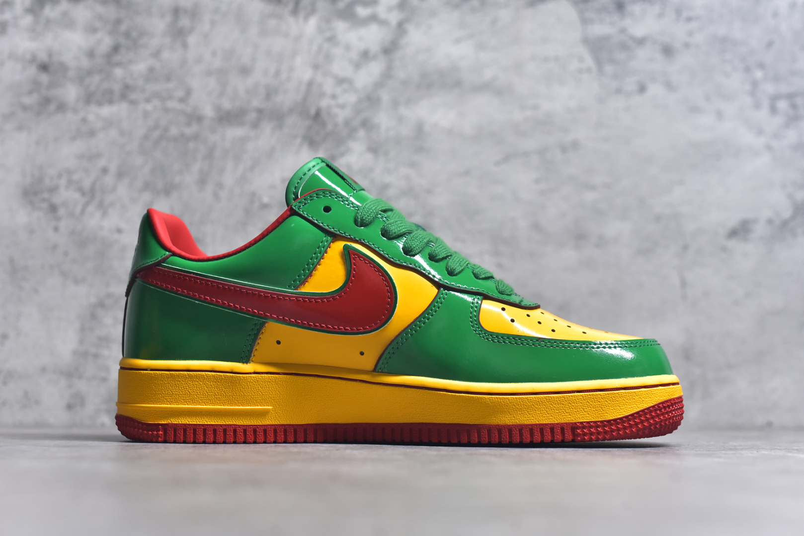图片[3]-#Lil Yachty x NK Air Force 1 Low 空军一号联名绿金红 IH4383-300 鞋身通体采用漆皮材质打造，配色方面也一改初代的简约设计，采用黄/绿/红三色呈现，辨识度极高！通体撞色的设计搭配红色Swoosh点缀，吸睛程度不用多说！鞋舌标签以IT`S US字样呈现，尾部的同样带有Lil Yachty标志性的刺绣Logo，彰显联名身份。尺码：40-47-选品中心