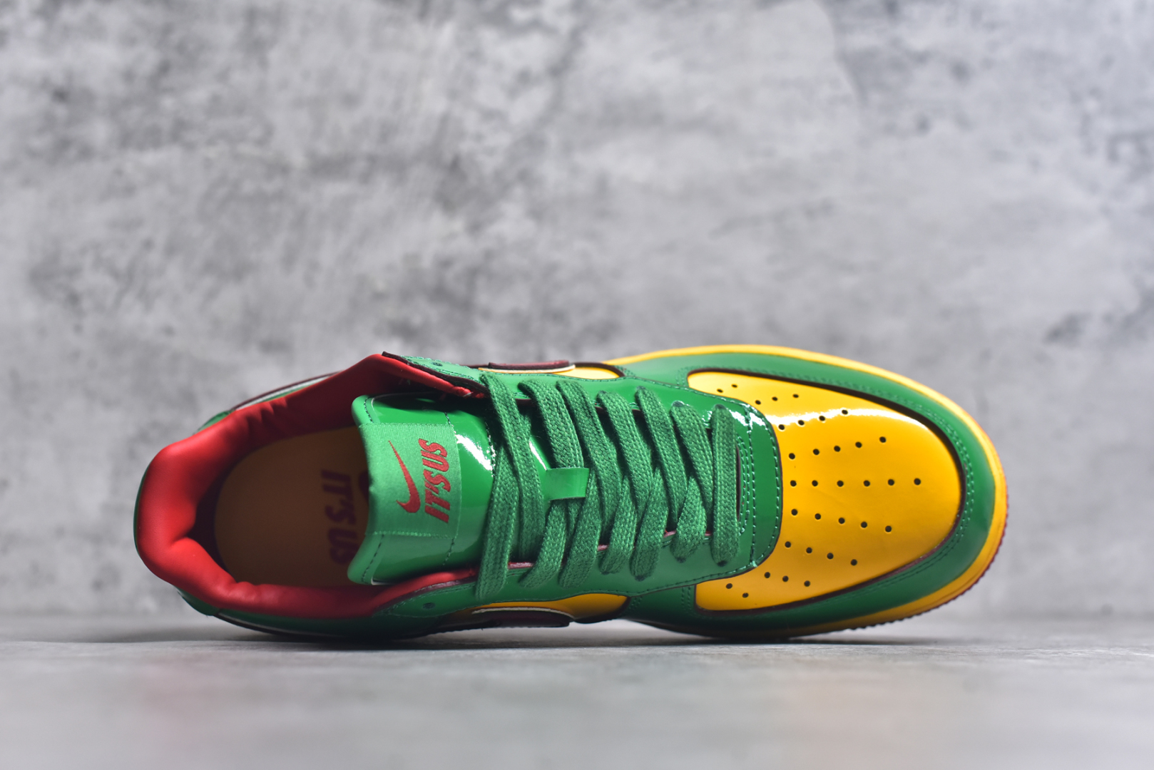 图片[4]-#Lil Yachty x NK Air Force 1 Low 空军一号联名绿金红 IH4383-300 鞋身通体采用漆皮材质打造，配色方面也一改初代的简约设计，采用黄/绿/红三色呈现，辨识度极高！通体撞色的设计搭配红色Swoosh点缀，吸睛程度不用多说！鞋舌标签以IT`S US字样呈现，尾部的同样带有Lil Yachty标志性的刺绣Logo，彰显联名身份。尺码：40-47-选品中心
