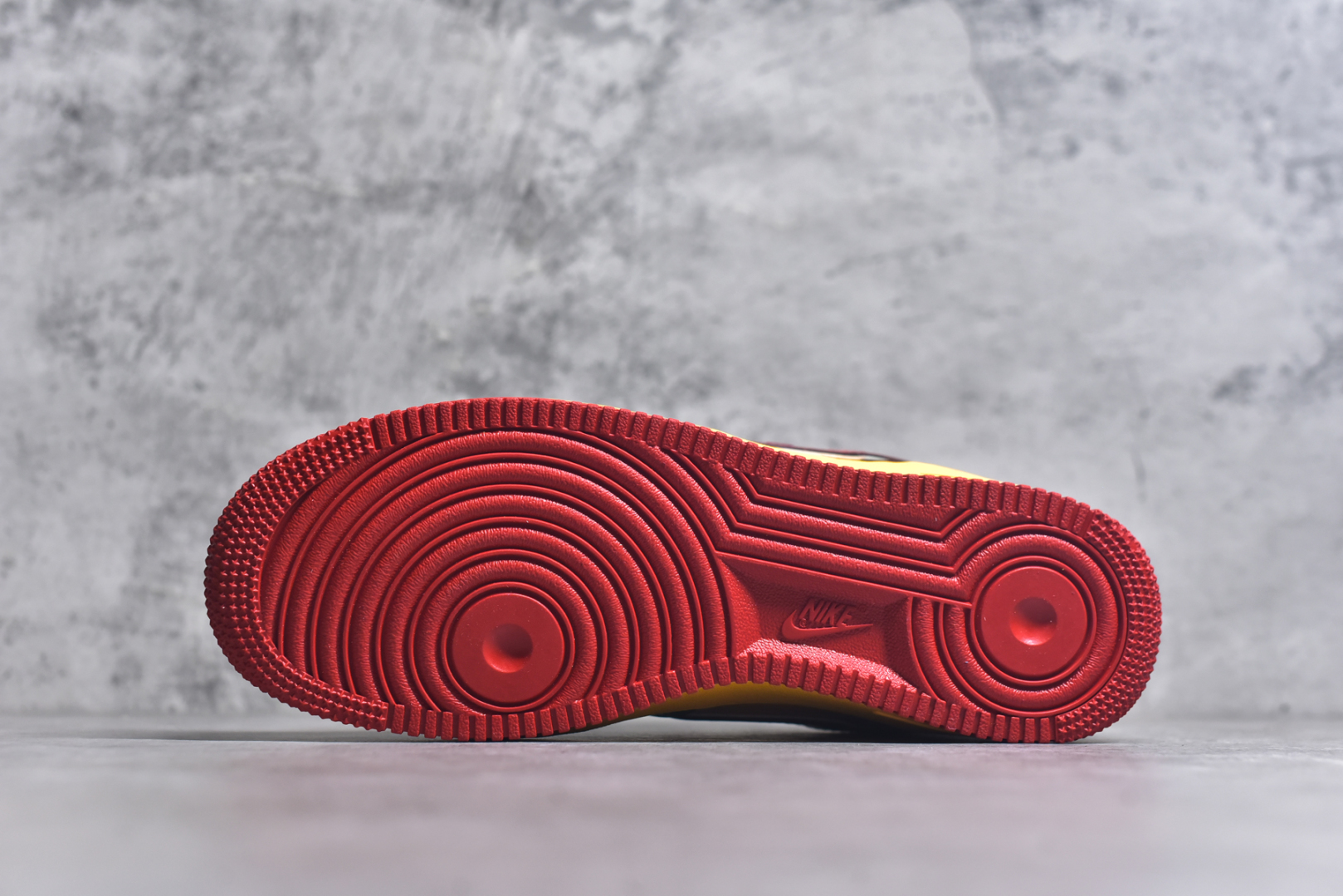 图片[6]-#Lil Yachty x NK Air Force 1 Low 空军一号联名绿金红 IH4383-300 鞋身通体采用漆皮材质打造，配色方面也一改初代的简约设计，采用黄/绿/红三色呈现，辨识度极高！通体撞色的设计搭配红色Swoosh点缀，吸睛程度不用多说！鞋舌标签以IT`S US字样呈现，尾部的同样带有Lil Yachty标志性的刺绣Logo，彰显联名身份。尺码：40-47-选品中心