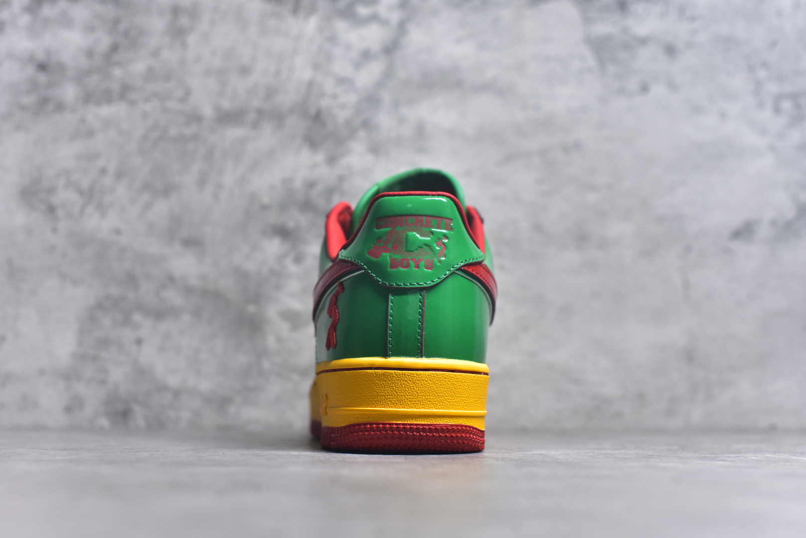 图片[5]-#Lil Yachty x NK Air Force 1 Low 空军一号联名绿金红 IH4383-300 鞋身通体采用漆皮材质打造，配色方面也一改初代的简约设计，采用黄/绿/红三色呈现，辨识度极高！通体撞色的设计搭配红色Swoosh点缀，吸睛程度不用多说！鞋舌标签以IT`S US字样呈现，尾部的同样带有Lil Yachty标志性的刺绣Logo，彰显联名身份。尺码：40-47-选品中心