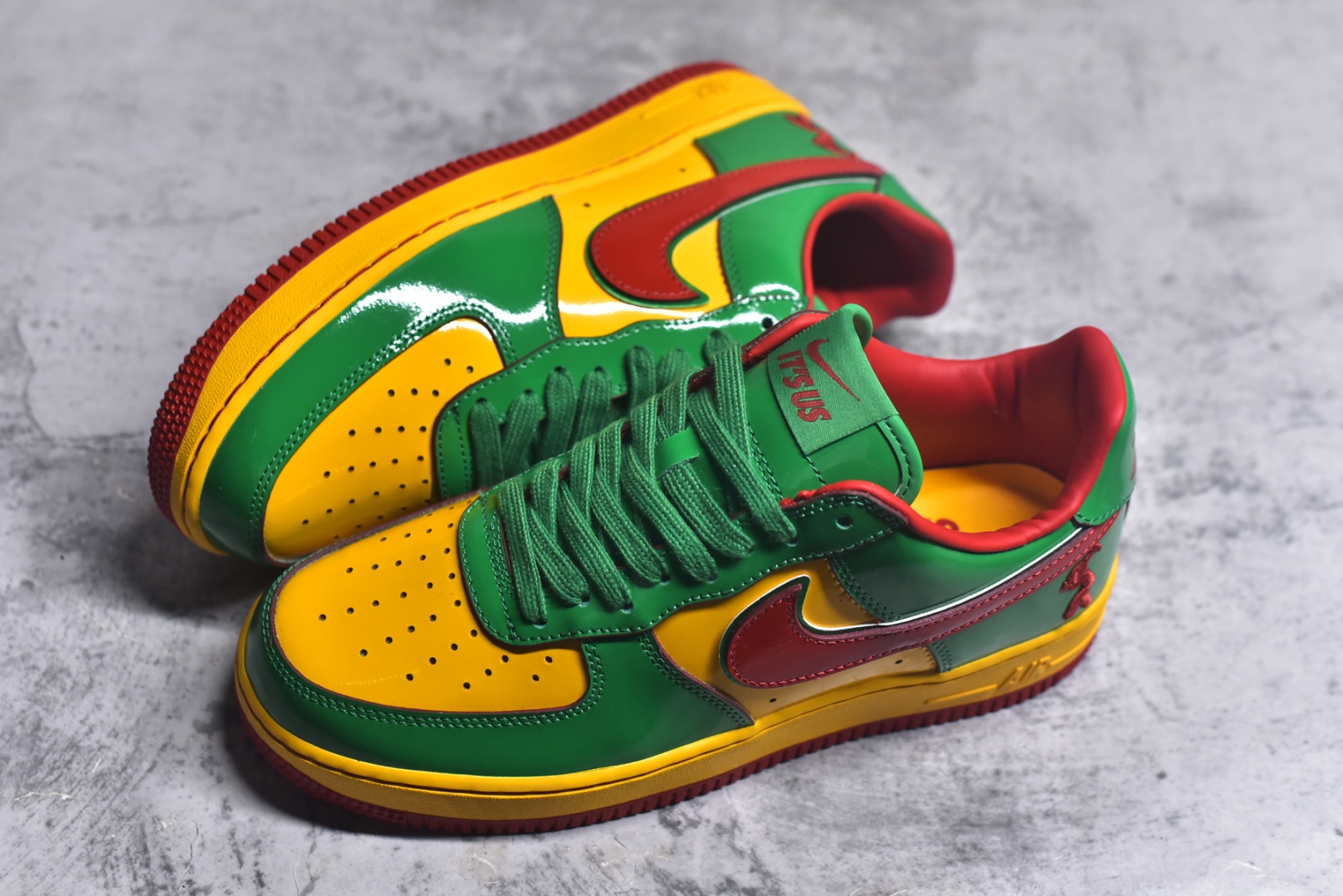 图片[7]-#Lil Yachty x NK Air Force 1 Low 空军一号联名绿金红 IH4383-300 鞋身通体采用漆皮材质打造，配色方面也一改初代的简约设计，采用黄/绿/红三色呈现，辨识度极高！通体撞色的设计搭配红色Swoosh点缀，吸睛程度不用多说！鞋舌标签以IT`S US字样呈现，尾部的同样带有Lil Yachty标志性的刺绣Logo，彰显联名身份。尺码：40-47-选品中心