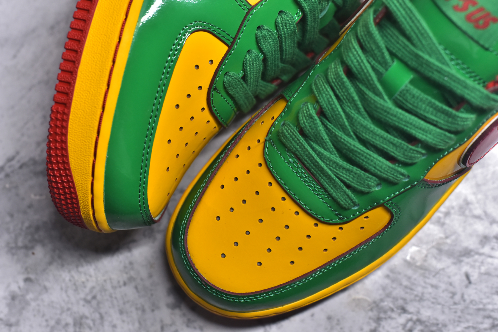 图片[8]-#Lil Yachty x NK Air Force 1 Low 空军一号联名绿金红 IH4383-300 鞋身通体采用漆皮材质打造，配色方面也一改初代的简约设计，采用黄/绿/红三色呈现，辨识度极高！通体撞色的设计搭配红色Swoosh点缀，吸睛程度不用多说！鞋舌标签以IT`S US字样呈现，尾部的同样带有Lil Yachty标志性的刺绣Logo，彰显联名身份。尺码：40-47-选品中心