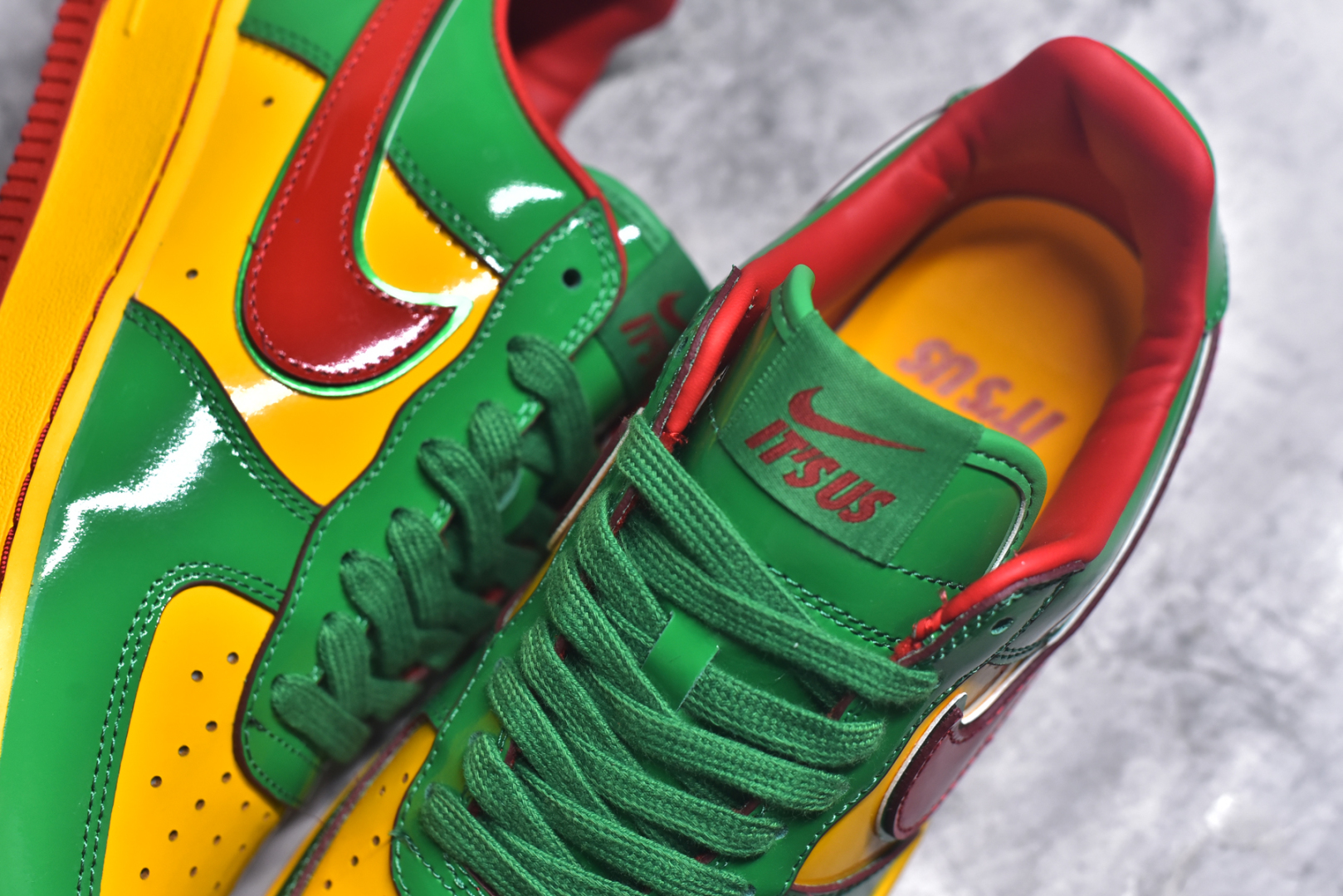 图片[9]-#Lil Yachty x NK Air Force 1 Low 空军一号联名绿金红 IH4383-300 鞋身通体采用漆皮材质打造，配色方面也一改初代的简约设计，采用黄/绿/红三色呈现，辨识度极高！通体撞色的设计搭配红色Swoosh点缀，吸睛程度不用多说！鞋舌标签以IT`S US字样呈现，尾部的同样带有Lil Yachty标志性的刺绣Logo，彰显联名身份。尺码：40-47-选品中心