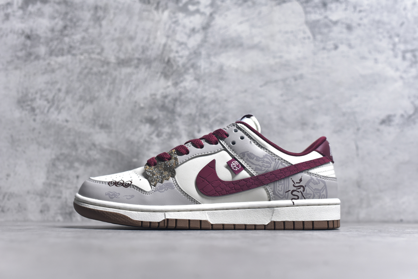 #Nike SB Dunk Low 环岁之礼 纯原大厂出品 极力推荐 原装头层材料 独家版型蒸餾加工 帶來的是更好的视觉和脚感体验 大厂纯原品质出货 清洁度 电绣工艺 皮料切割干净无任何毛边 细节完美 货号：FB7160-161 尺码：35.5-46-选品中心