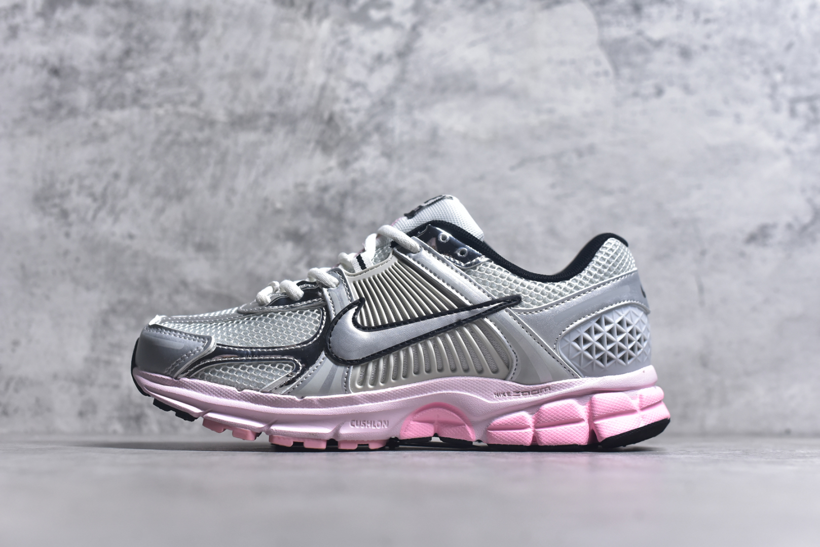 #NK Air Zoom Vomero 5 经典复古潮流运动跑鞋 原装纸板楦头开发 独家私模八层组合大底 市场唯一正确版本 进口三文治网面 融蕴繁复设计风范和丰富层次感 缔造运动鞋佳选 助你轻松型出范 开辟独属于自己的路 鞋款采用多层设计 融入织物与合成材质 塑就本季出众鞋款 合成材质与织物组合鞋面 经久耐穿 后跟网眼拼接和透气孔设计 轻盈透气Zoom Air缓震配置提供出色回弹缓震性能 实现快速离地的出众脚感 巧糅科技感和低调设计 为鞋款注入反光细节 令你迈步间尽显闪耀魅力 结合中性色调 让你驾驭不同穿搭 打造非凡造型 尺码： 36 36.5 37.5 38 38.5 39 40 40.5 41 42 42.5 43 44 44.5 45-选品中心