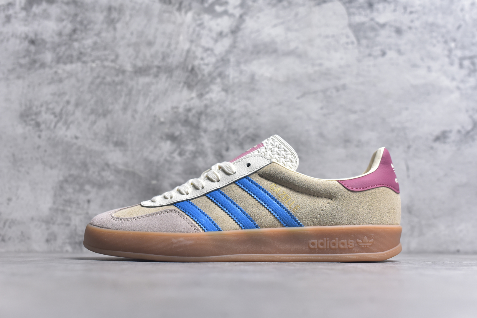 #AD Gazelle Indoor Trainers 羚羊内训系列低帮复古百搭休闲运动德训风板鞋 JQ0010 90年代经典的复刻版！自60年代以足球训练鞋面世以来,Gazelle就以其经典设计席卷全球。1991年版本的复刻,再造经典Gazelle。采用皮革打造,搭配浊色细节,让这款经典更加简约。尺码：35.5-45-选品中心