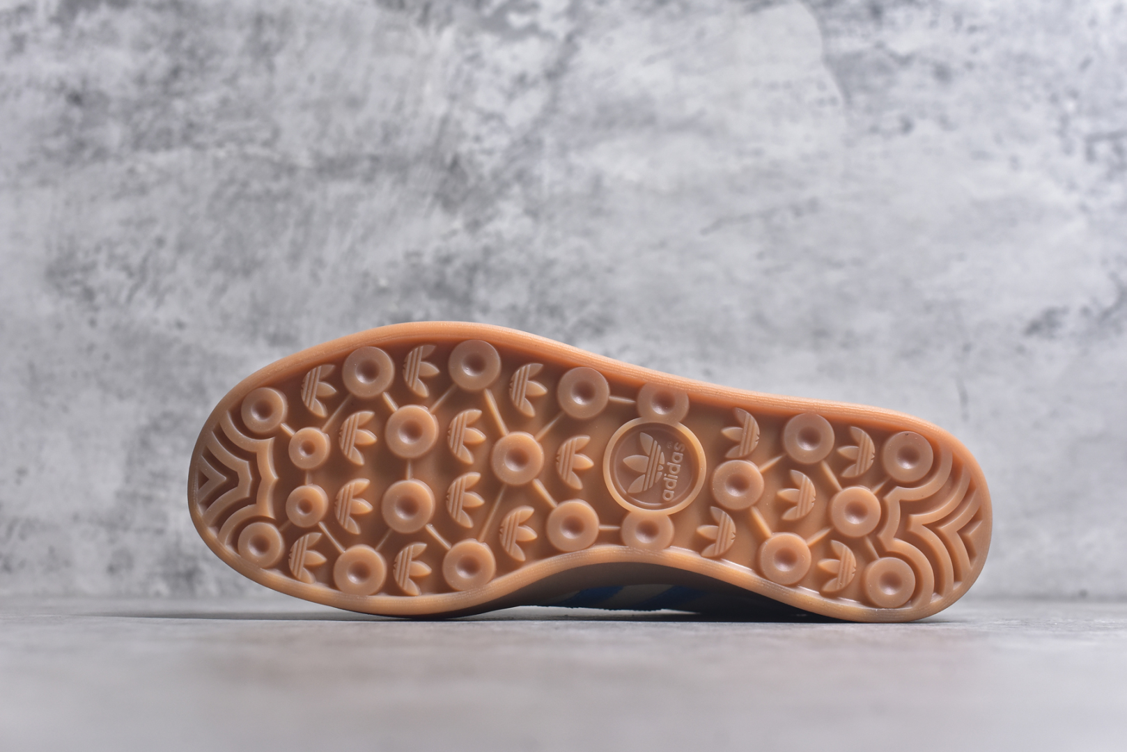 图片[6]-#AD Gazelle Indoor Trainers 羚羊内训系列低帮复古百搭休闲运动德训风板鞋 JQ0010 90年代经典的复刻版！自60年代以足球训练鞋面世以来,Gazelle就以其经典设计席卷全球。1991年版本的复刻,再造经典Gazelle。采用皮革打造,搭配浊色细节,让这款经典更加简约。尺码：35.5-45-选品中心