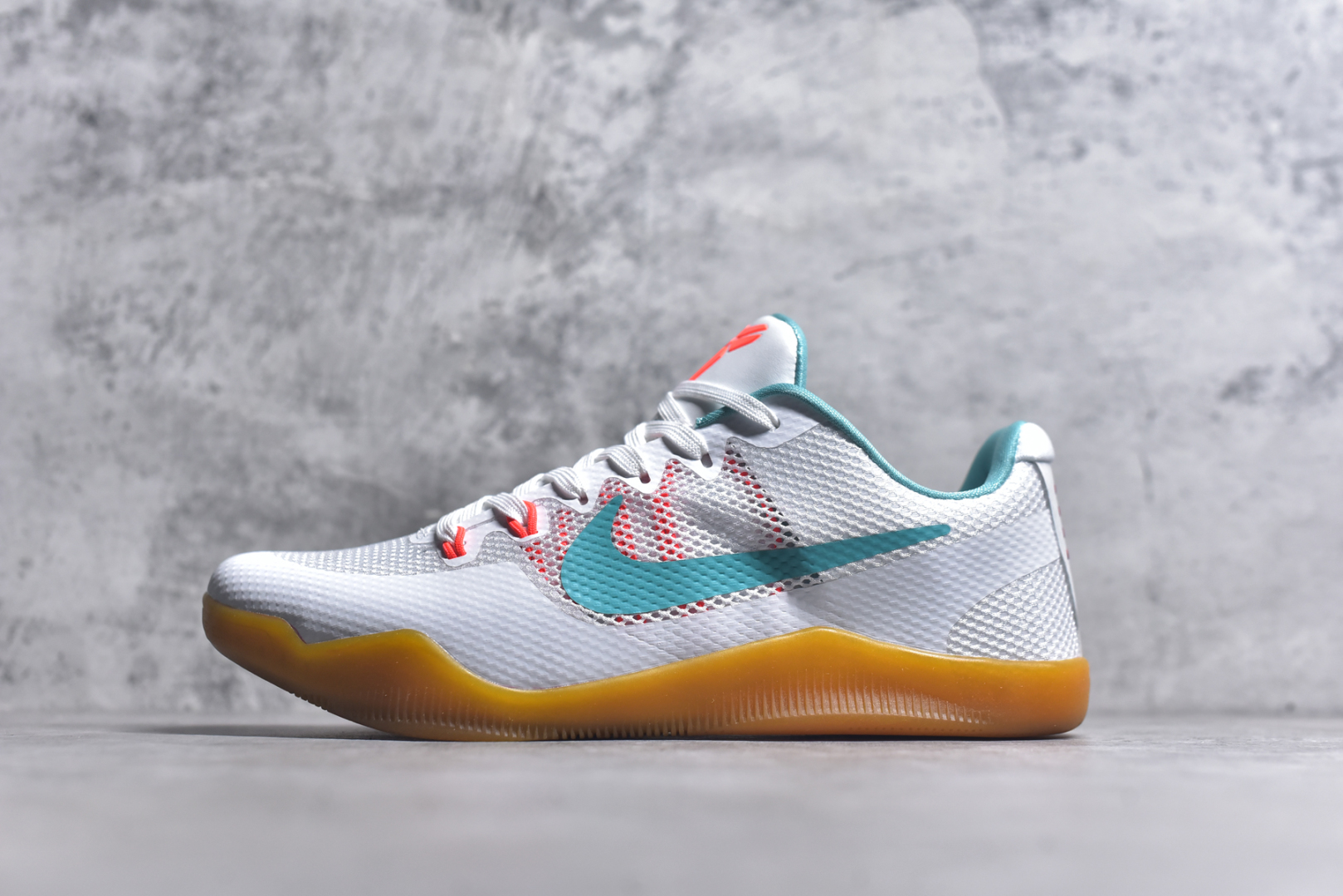 #NK Kobe 11 Elite Low 科比11代实战篮球鞋 836184-103 科比退役前的最后一双签名鞋意义重大 Eric Avar这次采用了低帮的鞋身设计 并使用加强版的Flyknit编织面料作为鞋面 更加坚韧牢固 提供更好的保护 中底依日采用了混合缓震的设计 前掌的Lunarlon搭配后掌Zoom Air气垫 确保缓震性能的强劲 尺码：39-48-选品中心