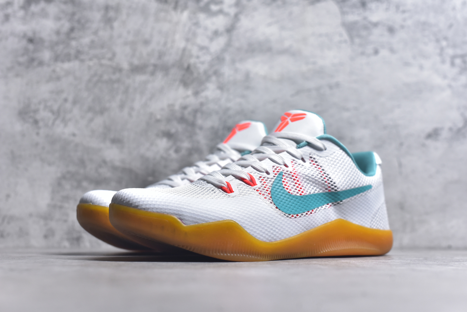 图片[2]-#NK Kobe 11 Elite Low 科比11代实战篮球鞋 836184-103 科比退役前的最后一双签名鞋意义重大 Eric Avar这次采用了低帮的鞋身设计 并使用加强版的Flyknit编织面料作为鞋面 更加坚韧牢固 提供更好的保护 中底依日采用了混合缓震的设计 前掌的Lunarlon搭配后掌Zoom Air气垫 确保缓震性能的强劲 尺码：39-48-选品中心