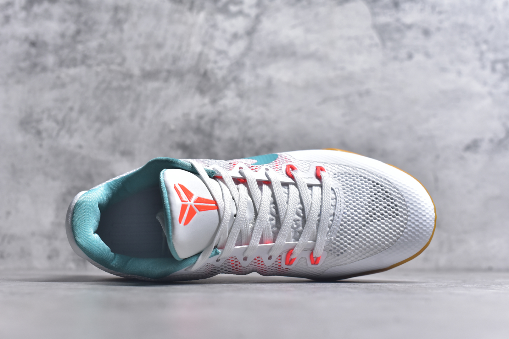图片[4]-#NK Kobe 11 Elite Low 科比11代实战篮球鞋 836184-103 科比退役前的最后一双签名鞋意义重大 Eric Avar这次采用了低帮的鞋身设计 并使用加强版的Flyknit编织面料作为鞋面 更加坚韧牢固 提供更好的保护 中底依日采用了混合缓震的设计 前掌的Lunarlon搭配后掌Zoom Air气垫 确保缓震性能的强劲 尺码：39-48-选品中心
