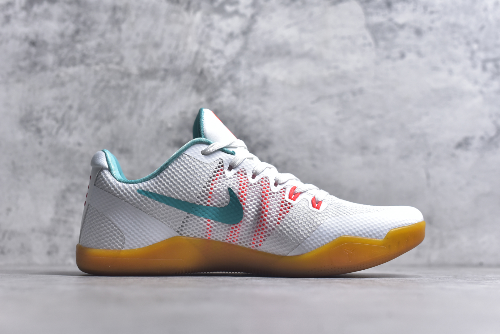 图片[3]-#NK Kobe 11 Elite Low 科比11代实战篮球鞋 836184-103 科比退役前的最后一双签名鞋意义重大 Eric Avar这次采用了低帮的鞋身设计 并使用加强版的Flyknit编织面料作为鞋面 更加坚韧牢固 提供更好的保护 中底依日采用了混合缓震的设计 前掌的Lunarlon搭配后掌Zoom Air气垫 确保缓震性能的强劲 尺码：39-48-选品中心