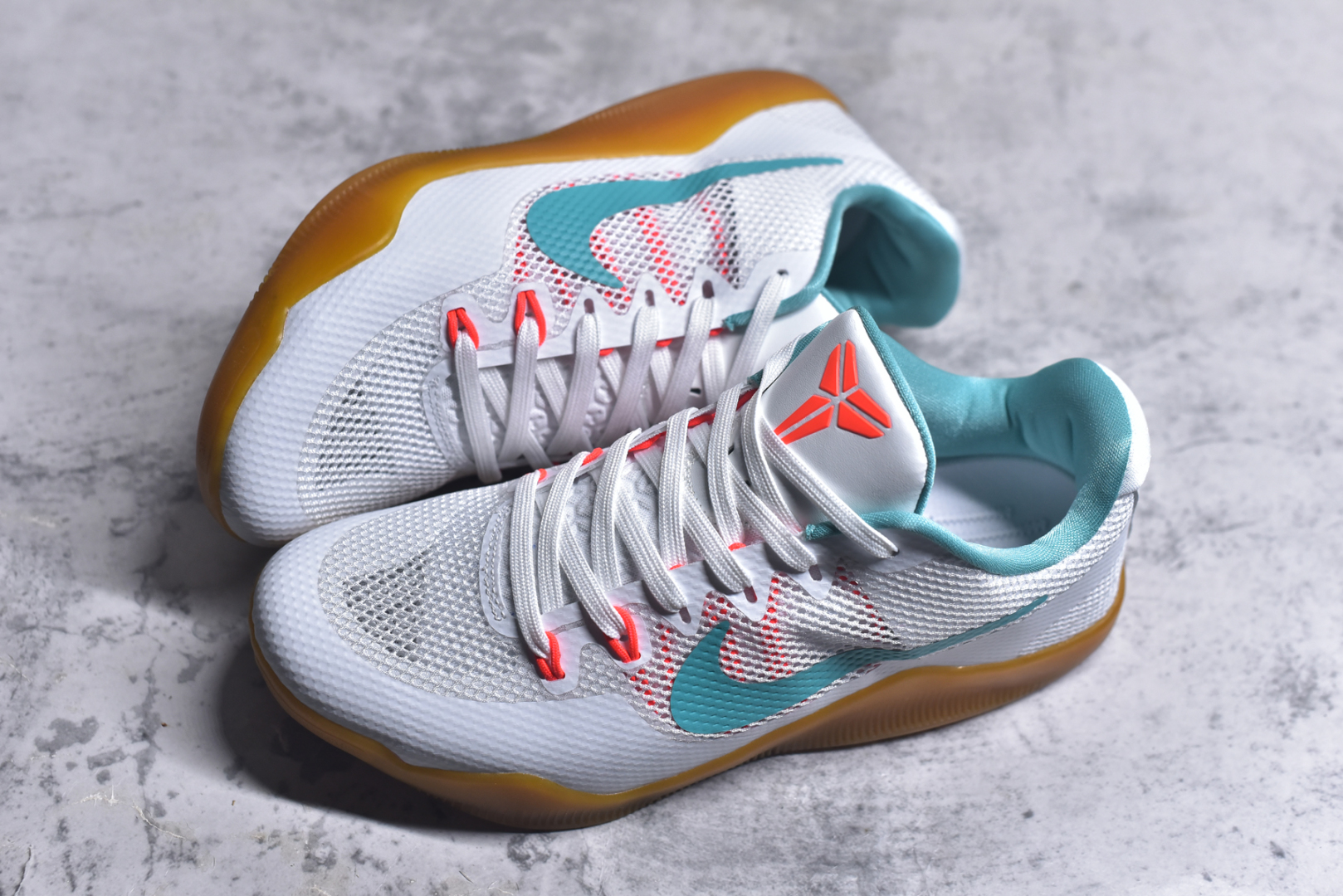 图片[7]-#NK Kobe 11 Elite Low 科比11代实战篮球鞋 836184-103 科比退役前的最后一双签名鞋意义重大 Eric Avar这次采用了低帮的鞋身设计 并使用加强版的Flyknit编织面料作为鞋面 更加坚韧牢固 提供更好的保护 中底依日采用了混合缓震的设计 前掌的Lunarlon搭配后掌Zoom Air气垫 确保缓震性能的强劲 尺码：39-48-选品中心