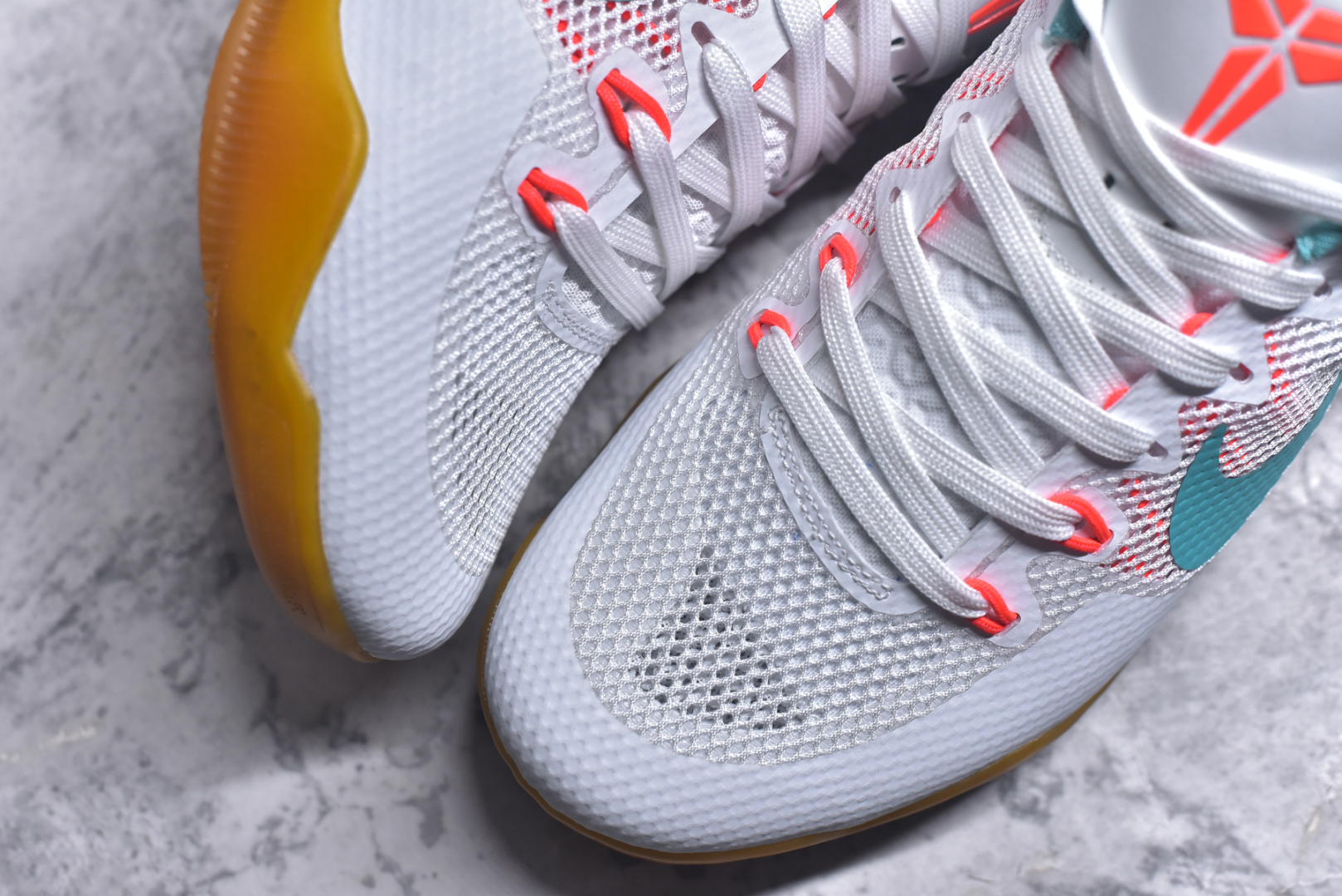 图片[8]-#NK Kobe 11 Elite Low 科比11代实战篮球鞋 836184-103 科比退役前的最后一双签名鞋意义重大 Eric Avar这次采用了低帮的鞋身设计 并使用加强版的Flyknit编织面料作为鞋面 更加坚韧牢固 提供更好的保护 中底依日采用了混合缓震的设计 前掌的Lunarlon搭配后掌Zoom Air气垫 确保缓震性能的强劲 尺码：39-48-选品中心