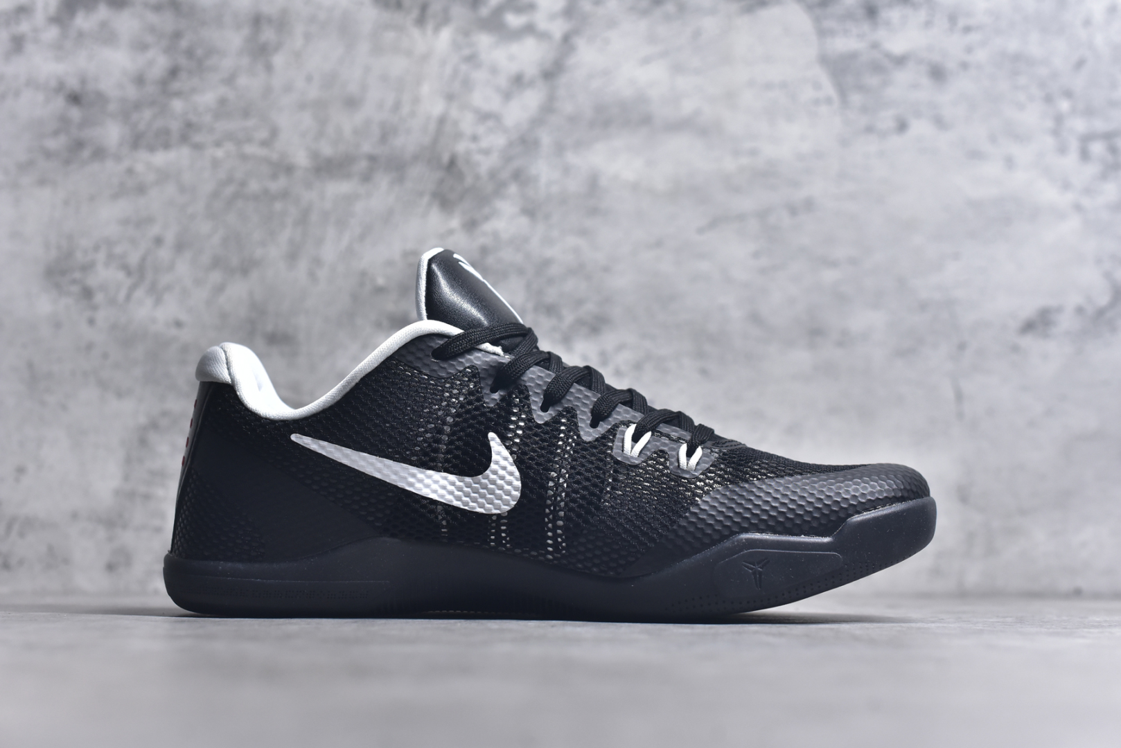 图片[3]-#NK Kobe 11 Elite Low 科比11代实战篮球鞋 856485-001 科比退役前的最后一双签名鞋意义重大 Eric Avar这次采用了低帮的鞋身设计 并使用加强版的Flyknit编织面料作为鞋面 更加坚韧牢固 提供更好的保护 中底依日采用了混合缓震的设计 前掌的Lunarlon搭配后掌Zoom Air气垫 确保缓震性能的强劲 尺码：39 40 40.5 41 42 42.5 43 44 44.5 45 46 47.5 48.5-选品中心