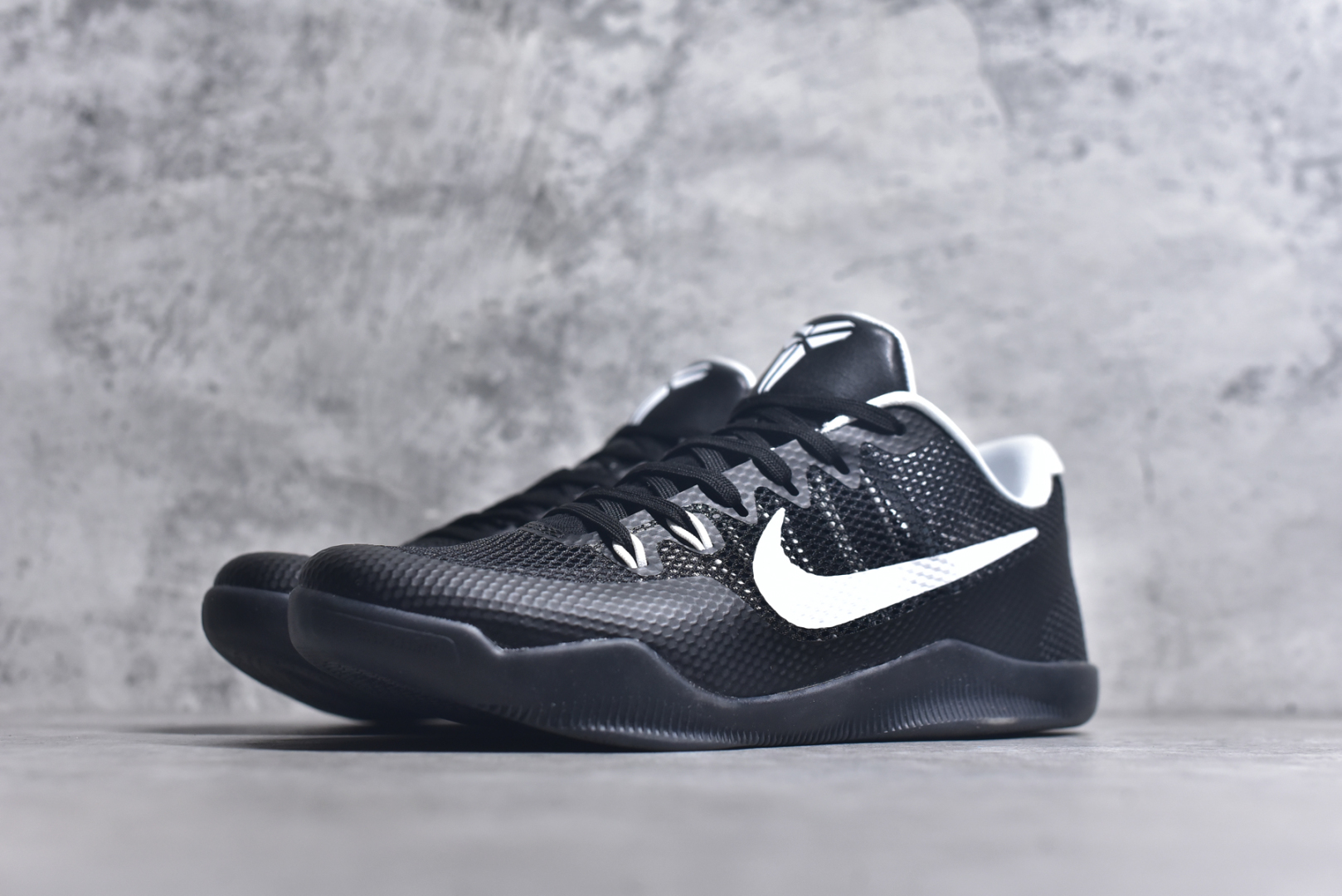 图片[2]-#NK Kobe 11 Elite Low 科比11代实战篮球鞋 856485-001 科比退役前的最后一双签名鞋意义重大 Eric Avar这次采用了低帮的鞋身设计 并使用加强版的Flyknit编织面料作为鞋面 更加坚韧牢固 提供更好的保护 中底依日采用了混合缓震的设计 前掌的Lunarlon搭配后掌Zoom Air气垫 确保缓震性能的强劲 尺码：39 40 40.5 41 42 42.5 43 44 44.5 45 46 47.5 48.5-选品中心