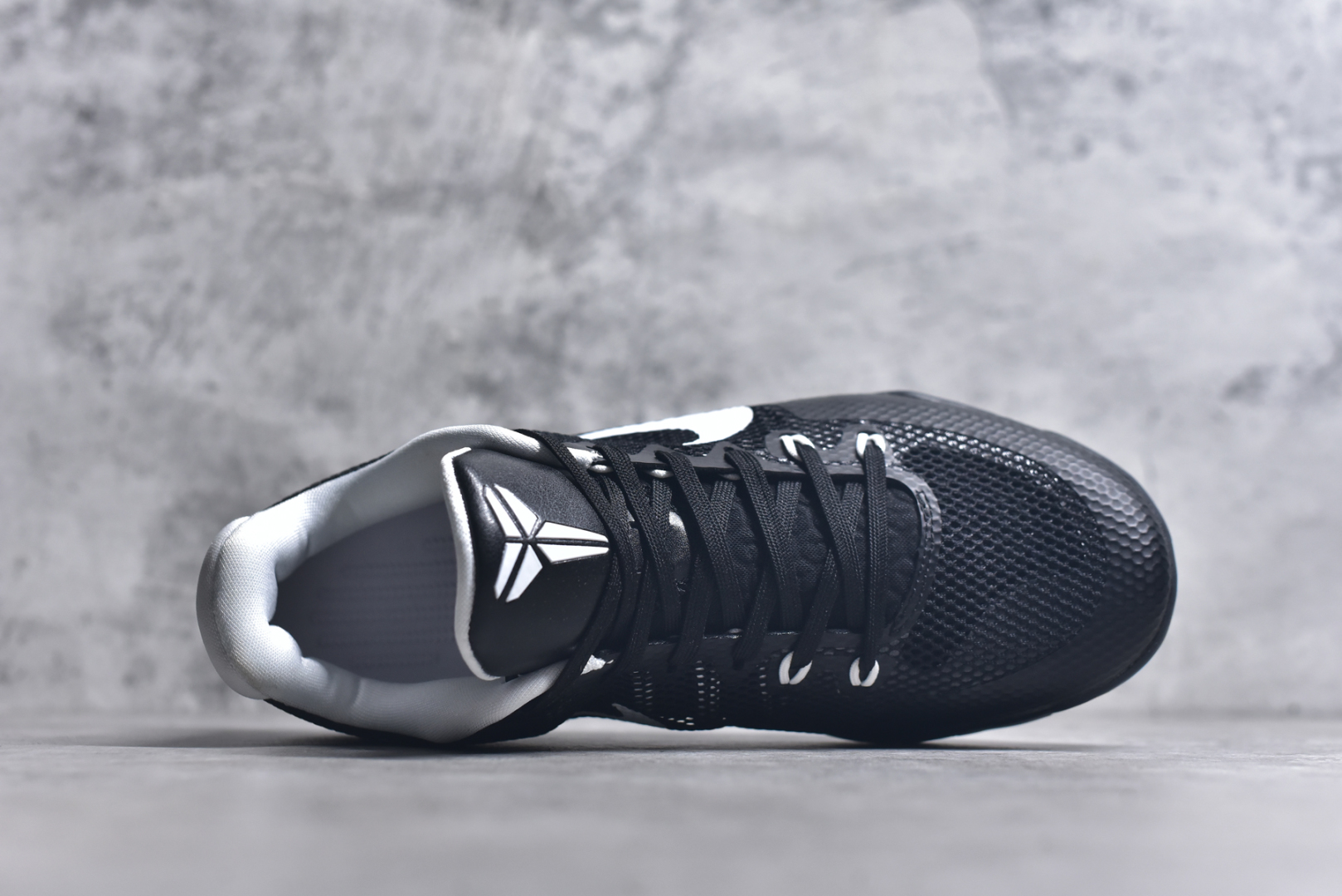 图片[4]-#NK Kobe 11 Elite Low 科比11代实战篮球鞋 856485-001 科比退役前的最后一双签名鞋意义重大 Eric Avar这次采用了低帮的鞋身设计 并使用加强版的Flyknit编织面料作为鞋面 更加坚韧牢固 提供更好的保护 中底依日采用了混合缓震的设计 前掌的Lunarlon搭配后掌Zoom Air气垫 确保缓震性能的强劲 尺码：39 40 40.5 41 42 42.5 43 44 44.5 45 46 47.5 48.5-选品中心