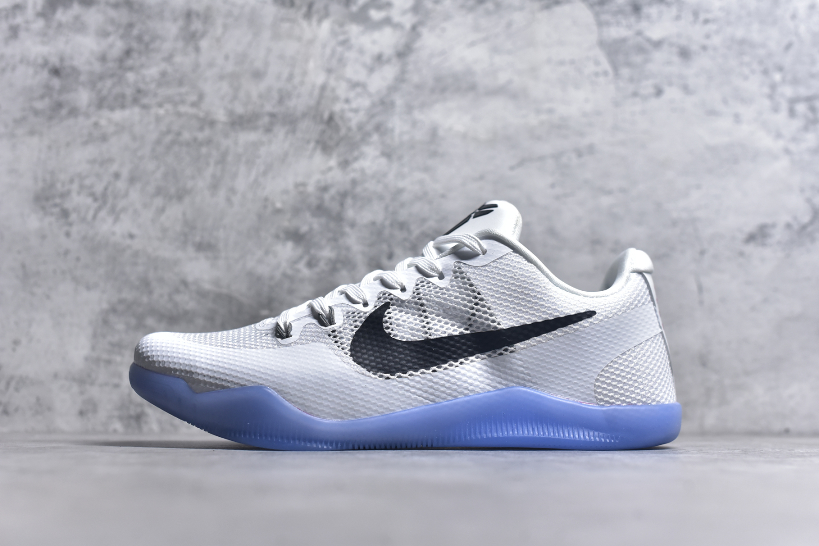 #NK Kobe 11 Elite Low 科比11代实战篮球鞋 836183-100 科比退役前的最后一双签名鞋意义重大 Eric Avar这次采用了低帮的鞋身设计 并使用加强版的Flyknit编织面料作为鞋面 更加坚韧牢固 提供更好的保护 中底依日采用了混合缓震的设计 前掌的Lunarlon搭配后掌Zoom Air气垫 确保缓震性能的强劲 尺码：39-48-选品中心