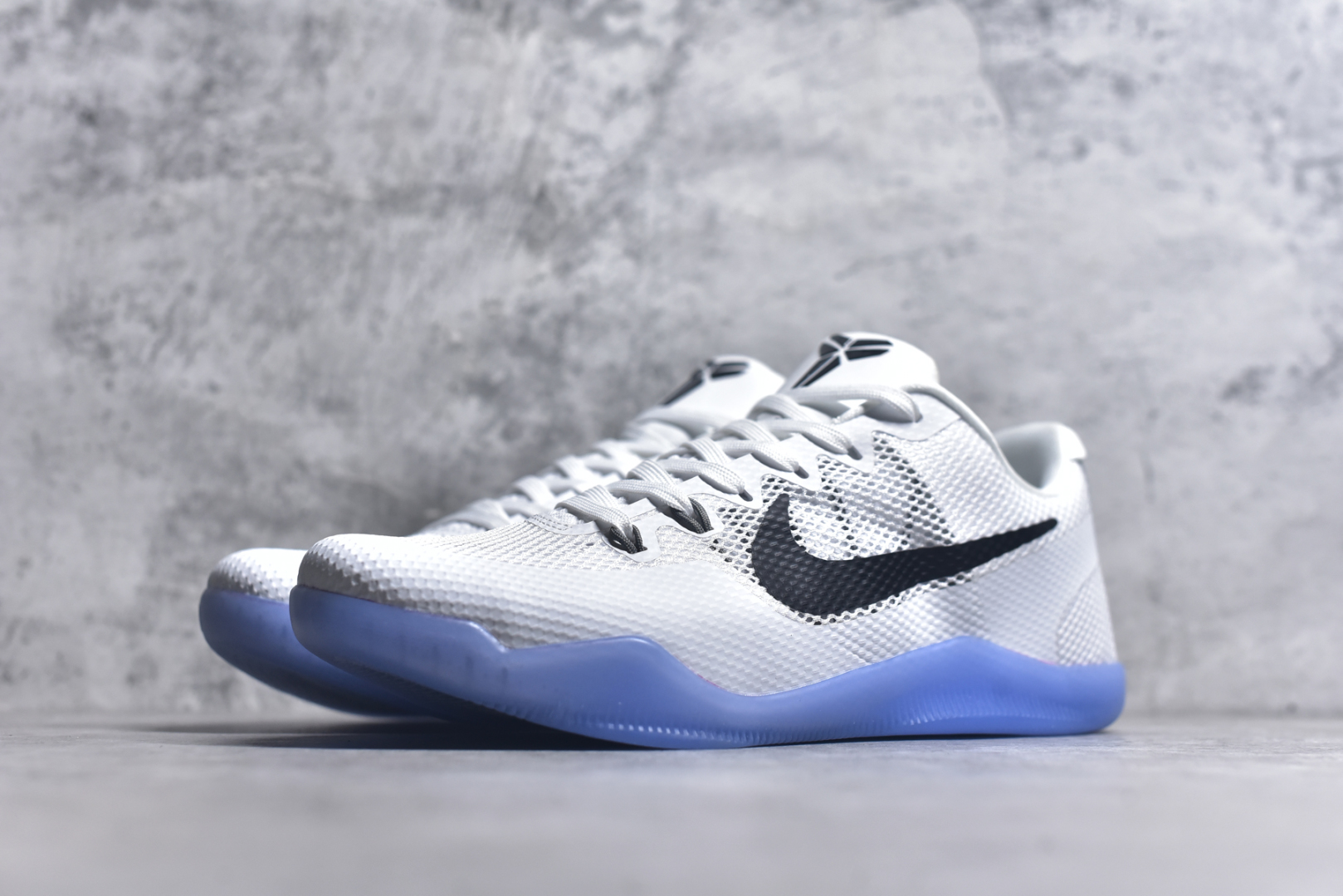 图片[2]-#NK Kobe 11 Elite Low 科比11代实战篮球鞋 836183-100 科比退役前的最后一双签名鞋意义重大 Eric Avar这次采用了低帮的鞋身设计 并使用加强版的Flyknit编织面料作为鞋面 更加坚韧牢固 提供更好的保护 中底依日采用了混合缓震的设计 前掌的Lunarlon搭配后掌Zoom Air气垫 确保缓震性能的强劲 尺码：39-48-选品中心