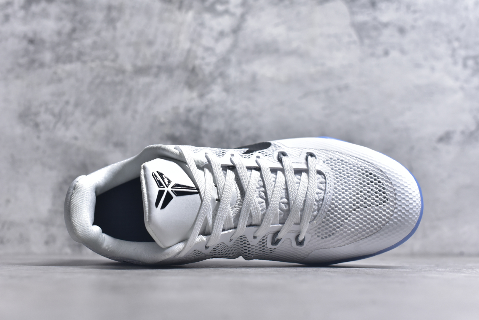 图片[4]-#NK Kobe 11 Elite Low 科比11代实战篮球鞋 836183-100 科比退役前的最后一双签名鞋意义重大 Eric Avar这次采用了低帮的鞋身设计 并使用加强版的Flyknit编织面料作为鞋面 更加坚韧牢固 提供更好的保护 中底依日采用了混合缓震的设计 前掌的Lunarlon搭配后掌Zoom Air气垫 确保缓震性能的强劲 尺码：39-48-选品中心
